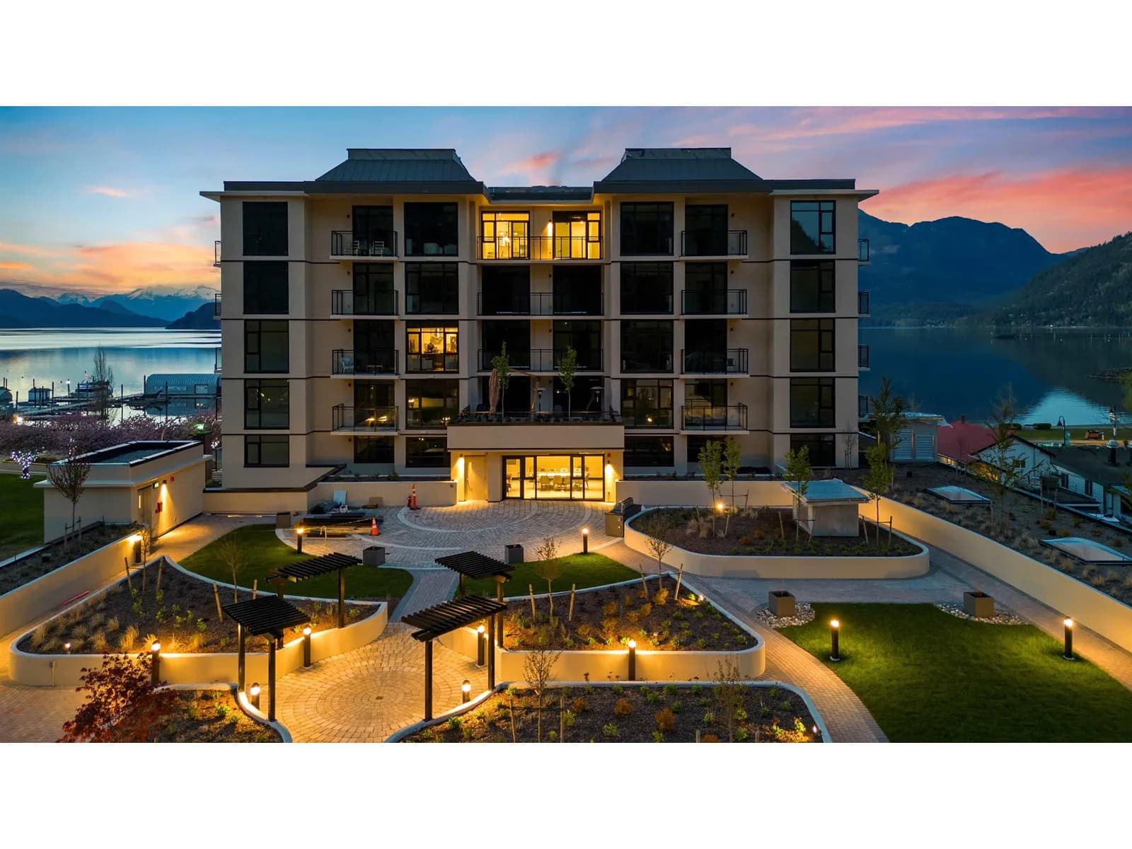 #205 120 ESPLANADE AVENUE, Harrison Hot Springs, BC photo 3