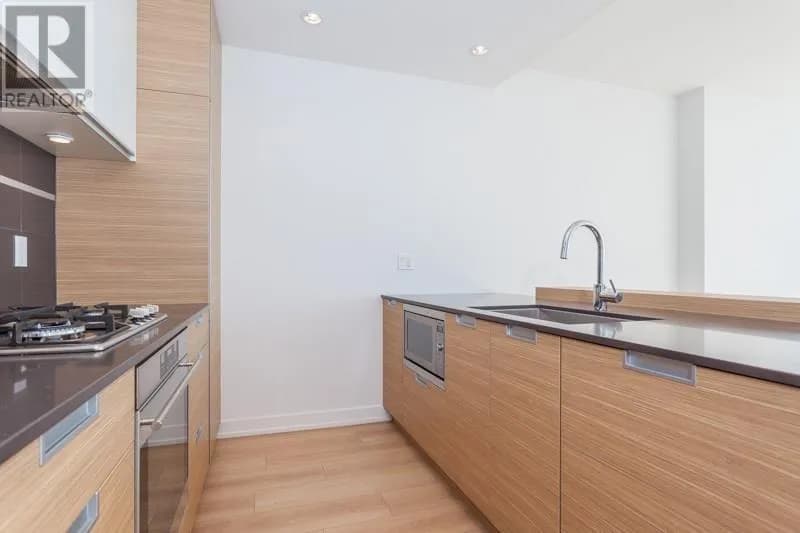 #3302 4688 KINGSWAY, Burnaby, BC photo 2