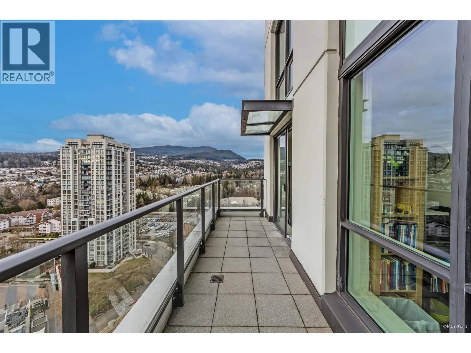 #2208 3007 GLEN DRIVE, Coquitlam, BC photo 4