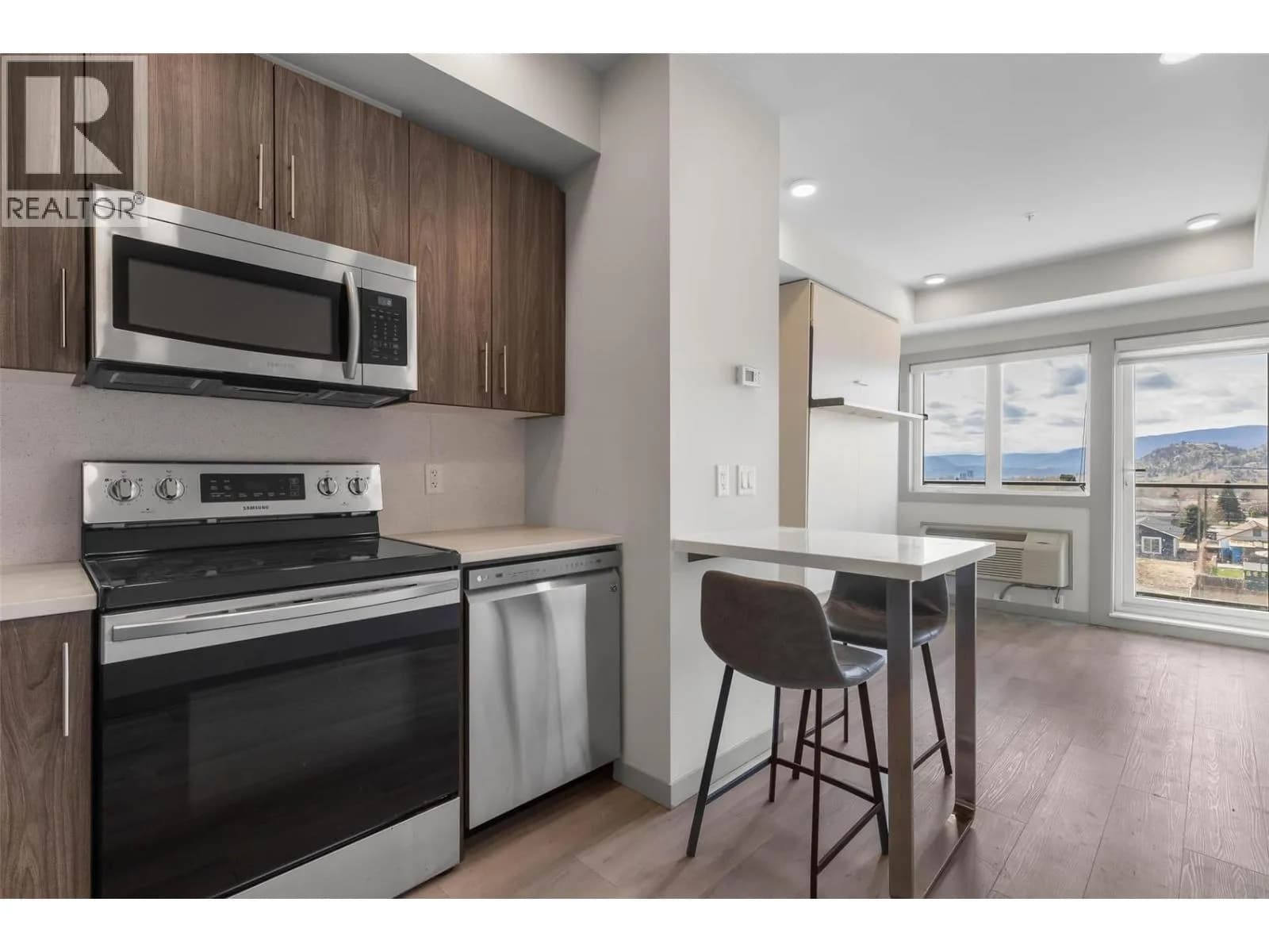 #224 345 Dougall Road N, Kelowna, BC photo 3