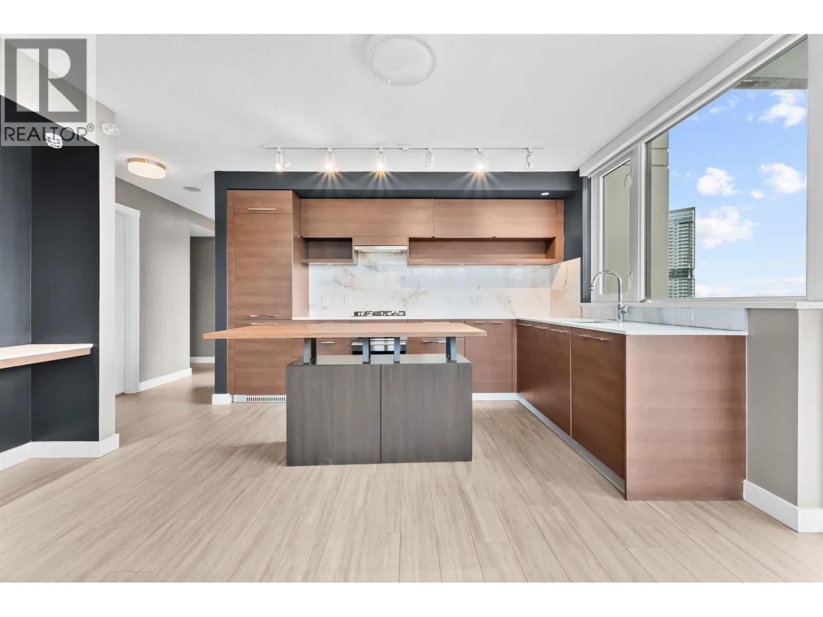 570 EMERSON STREET, Coquitlam