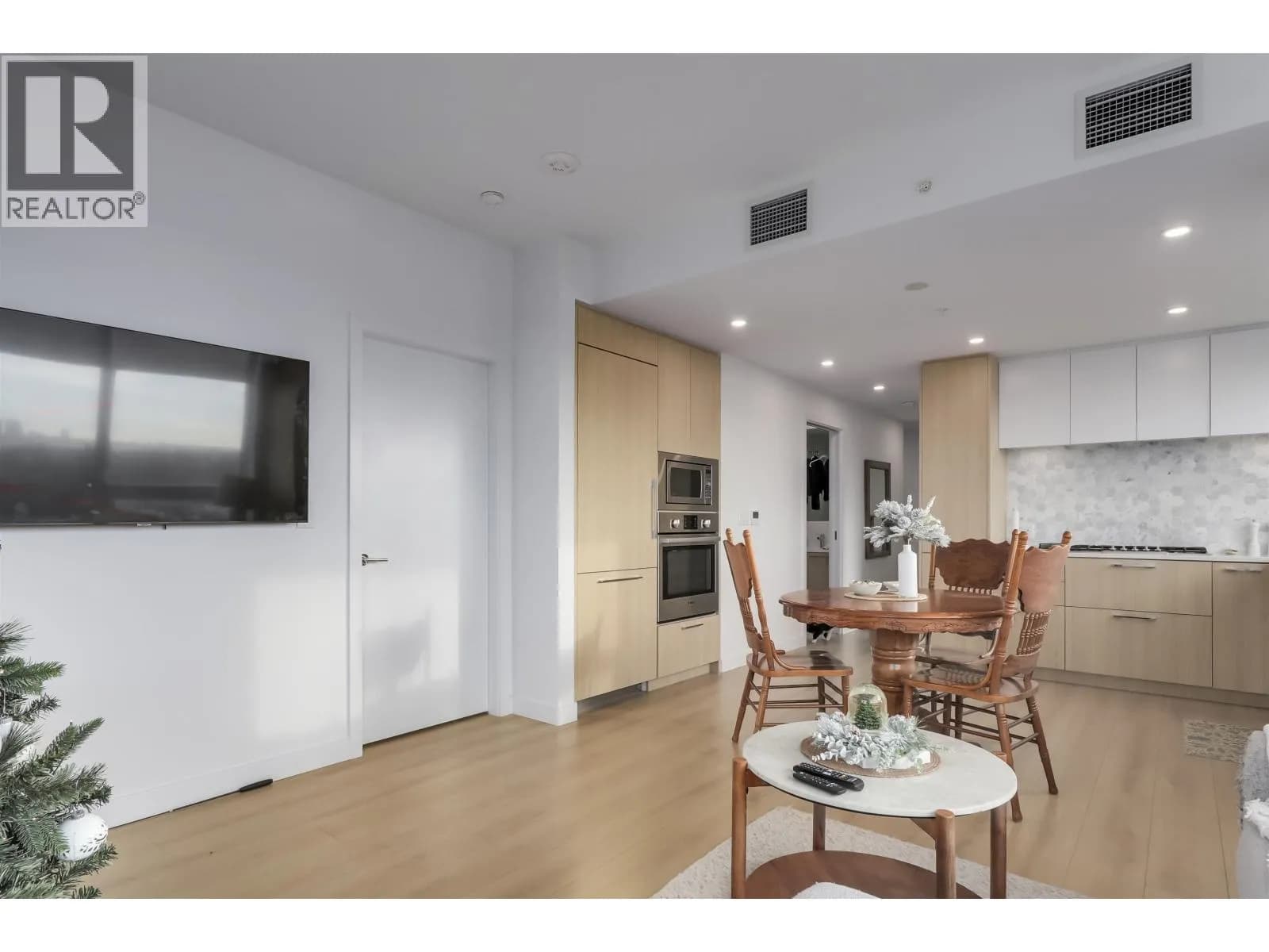 #606 2425 ALPHA AVENUE, Burnaby, BC photo 5