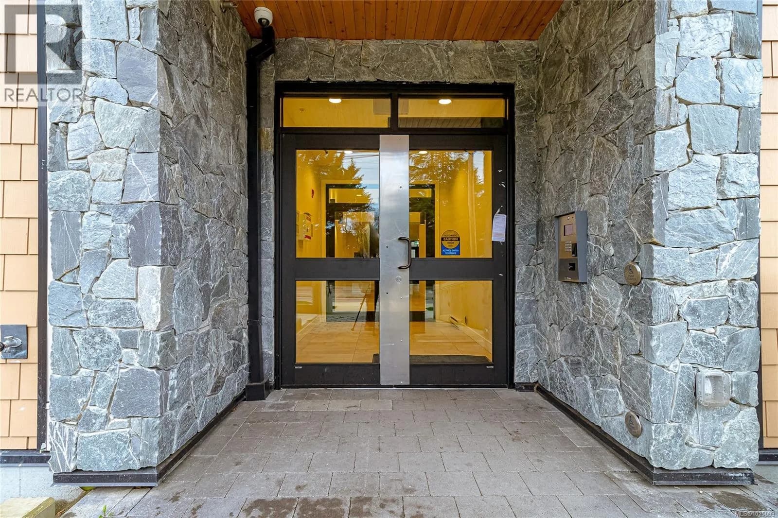 #203 4030 Shelbourne St, Saanich, BC photo 2