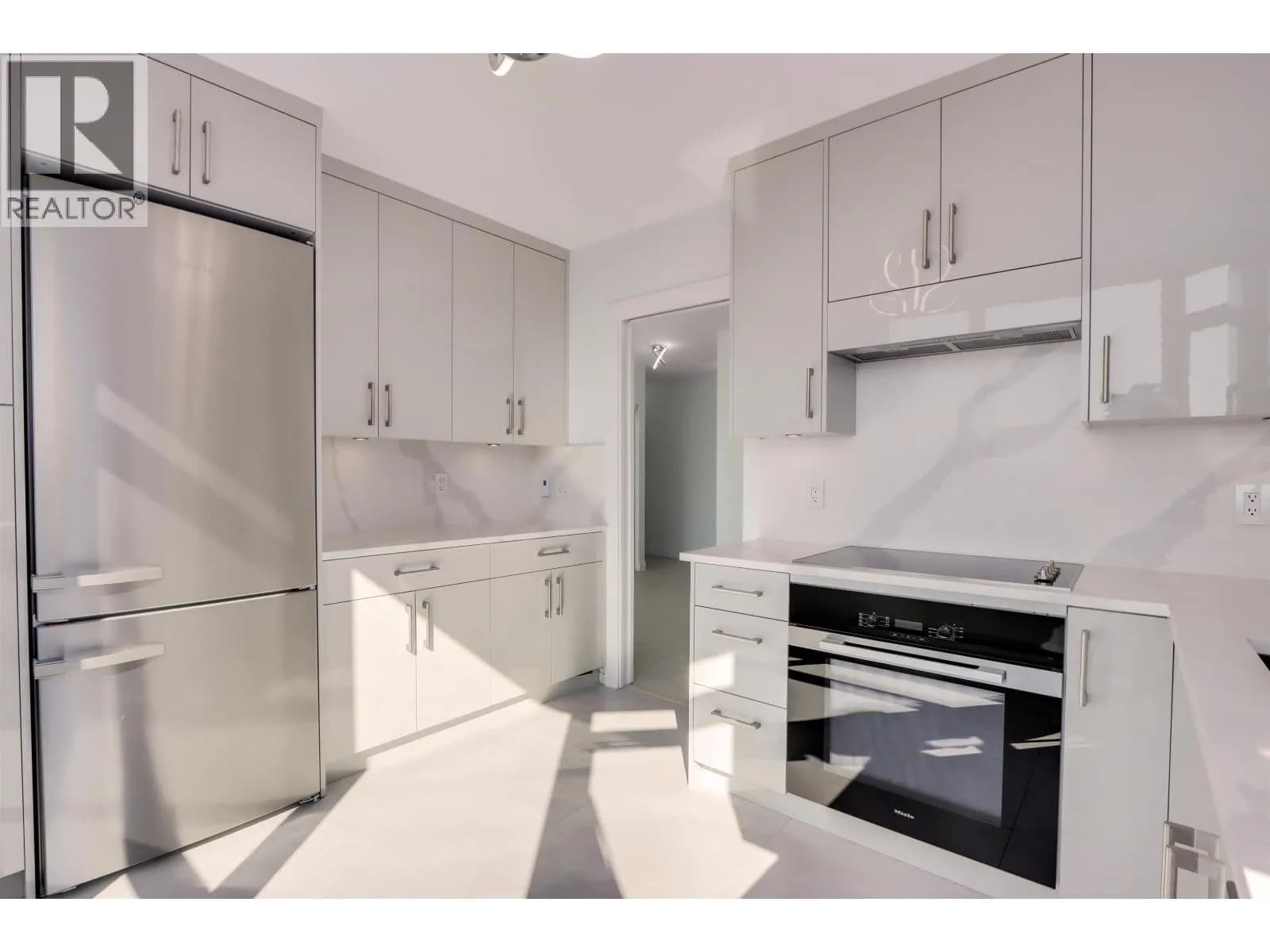 140 E 14TH STREET, North Vancouver