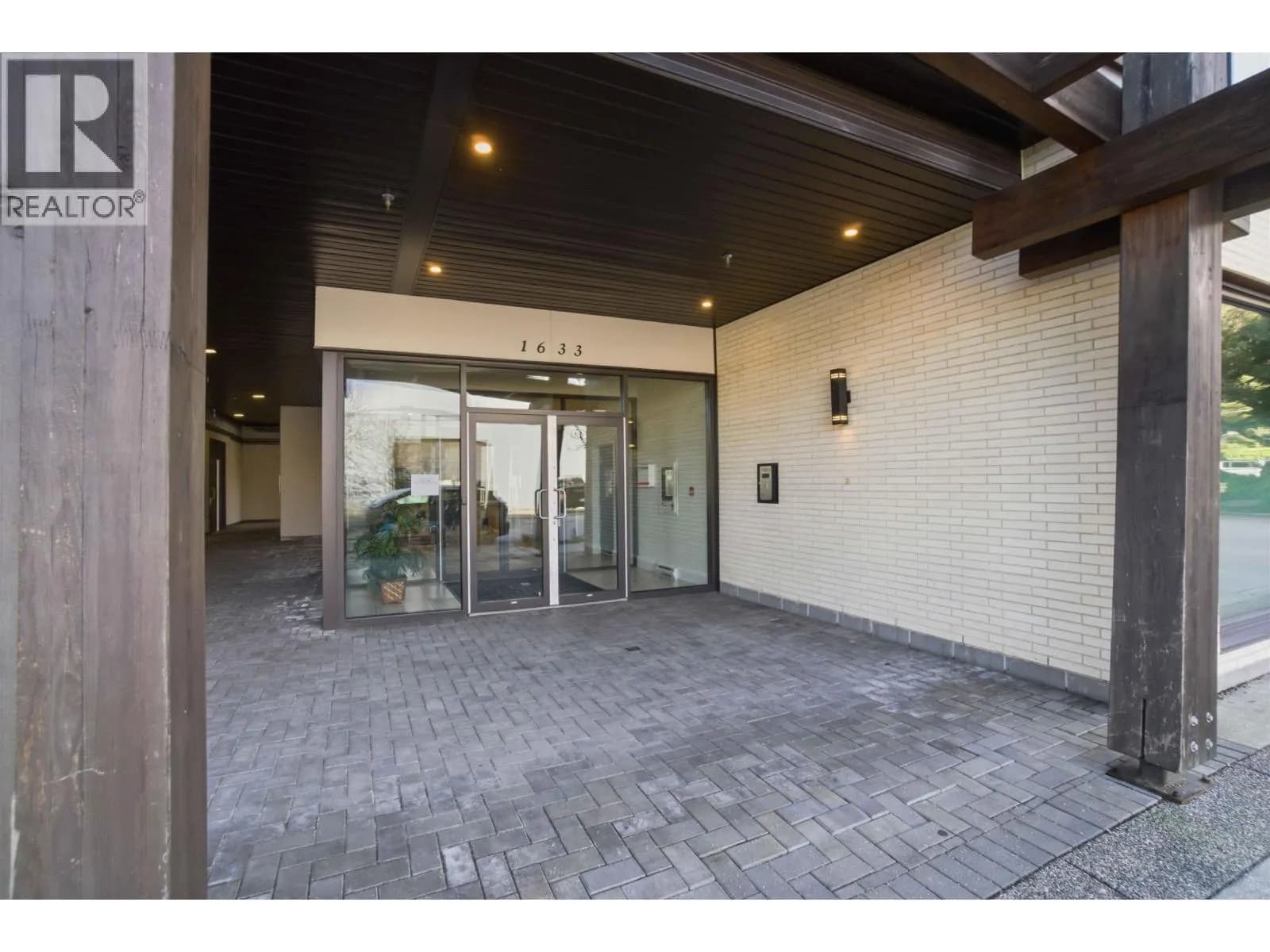 #204 1633 TATLOW AVENUE, North Vancouver, BC photo 4
