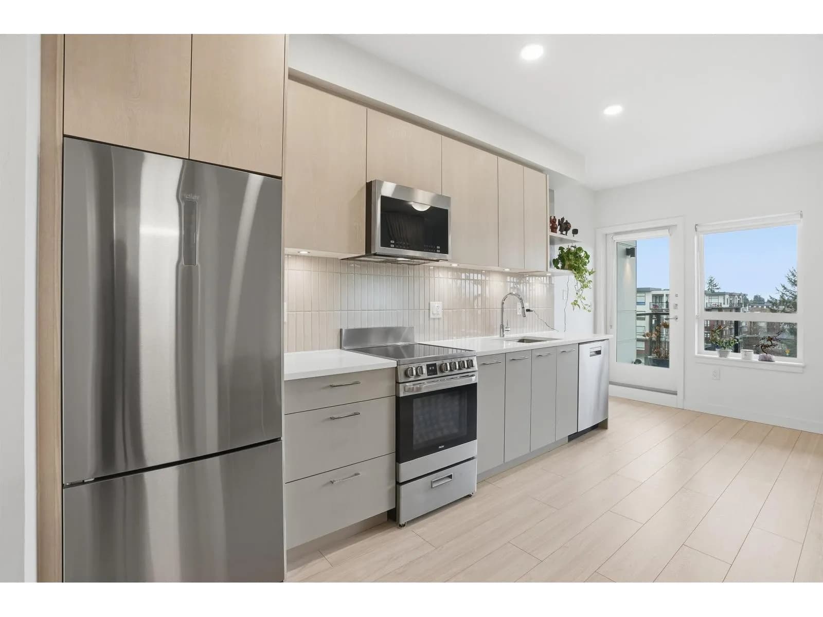 #604 10777 138 STREET, Surrey, BC photo 2