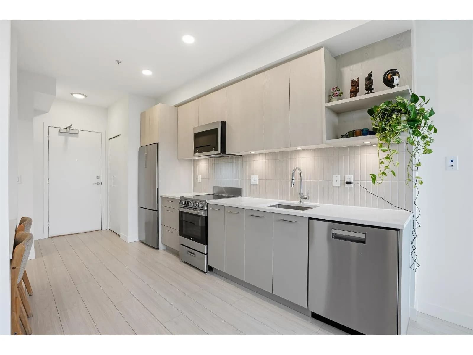 #604 10777 138 STREET, Surrey, BC photo 3