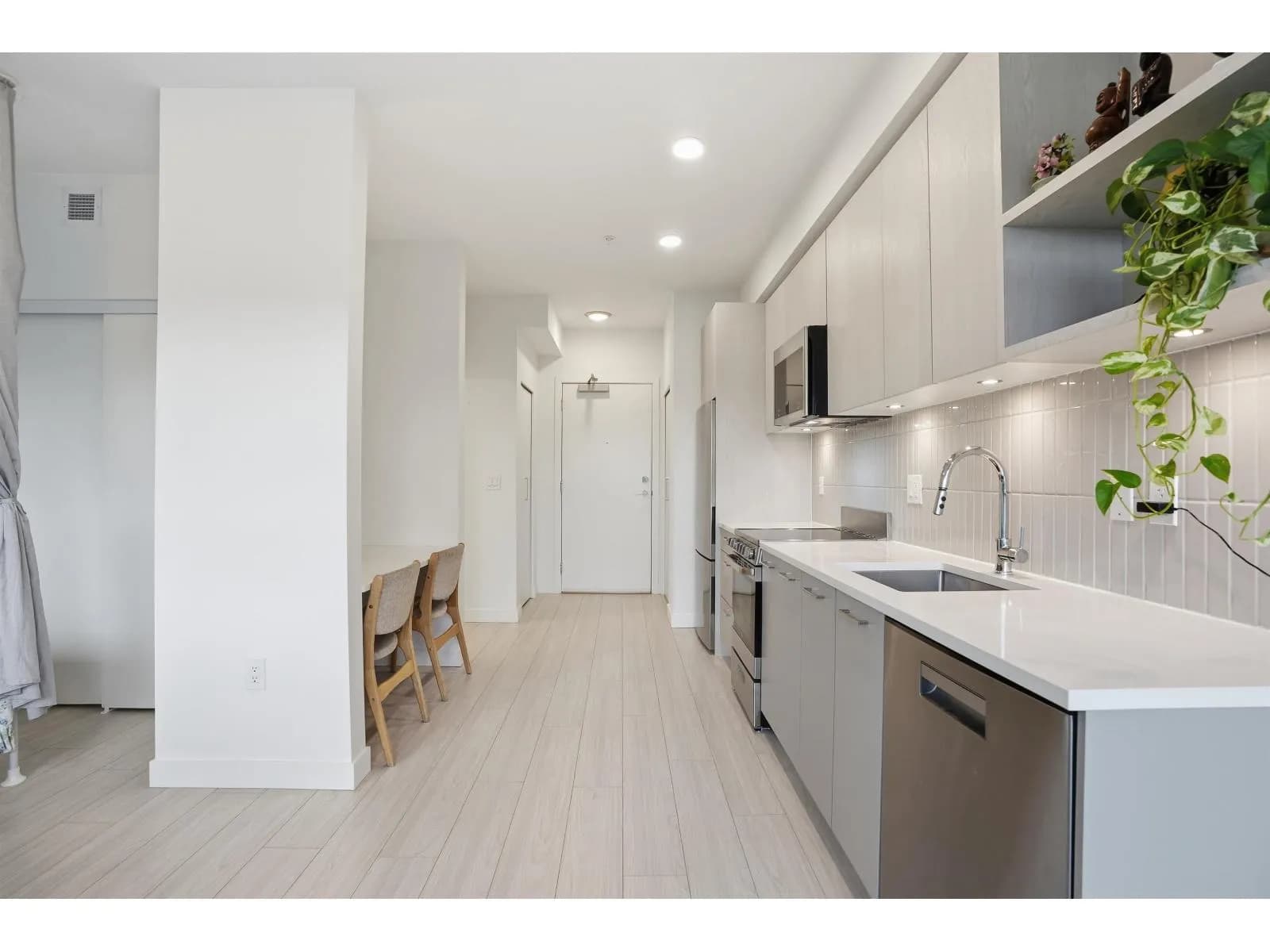#604 10777 138 STREET, Surrey, BC photo 4