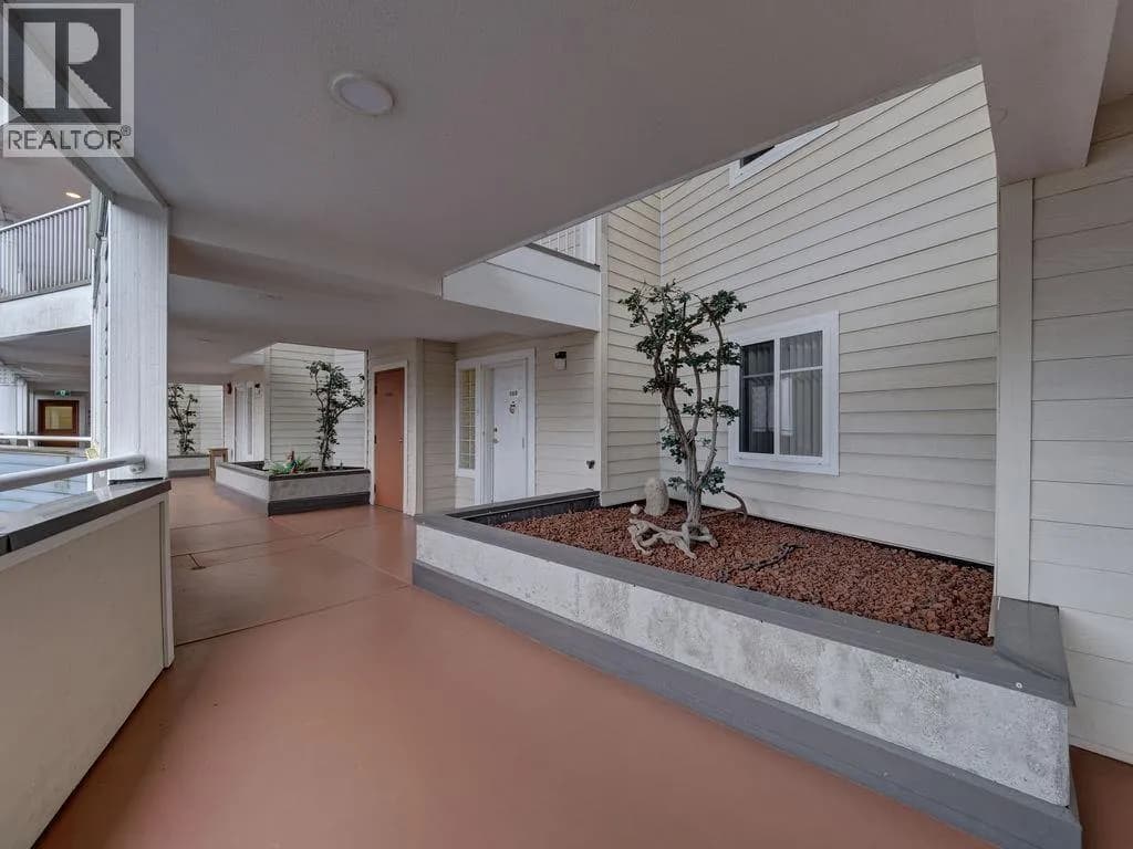 #103 5470 INLET AVENUE, Sechelt, BC photo 3
