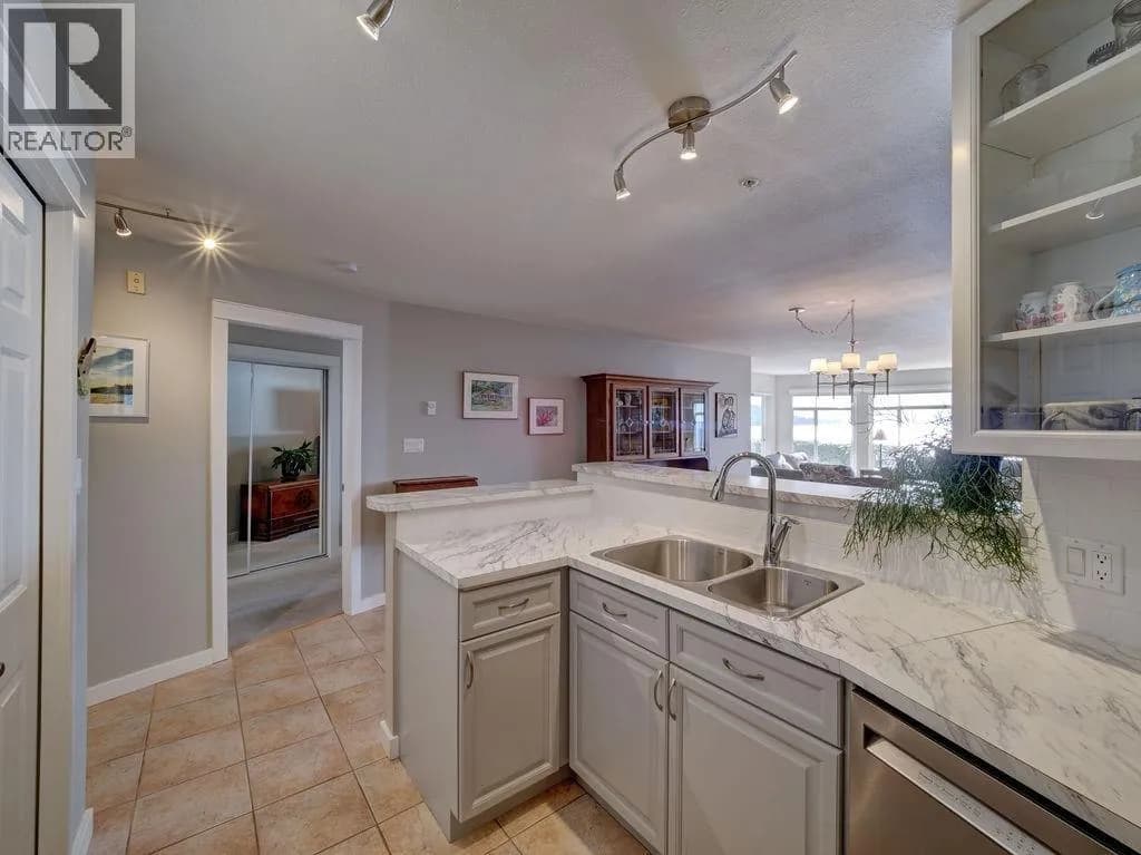 #103 5470 INLET AVENUE, Sechelt, BC photo 5