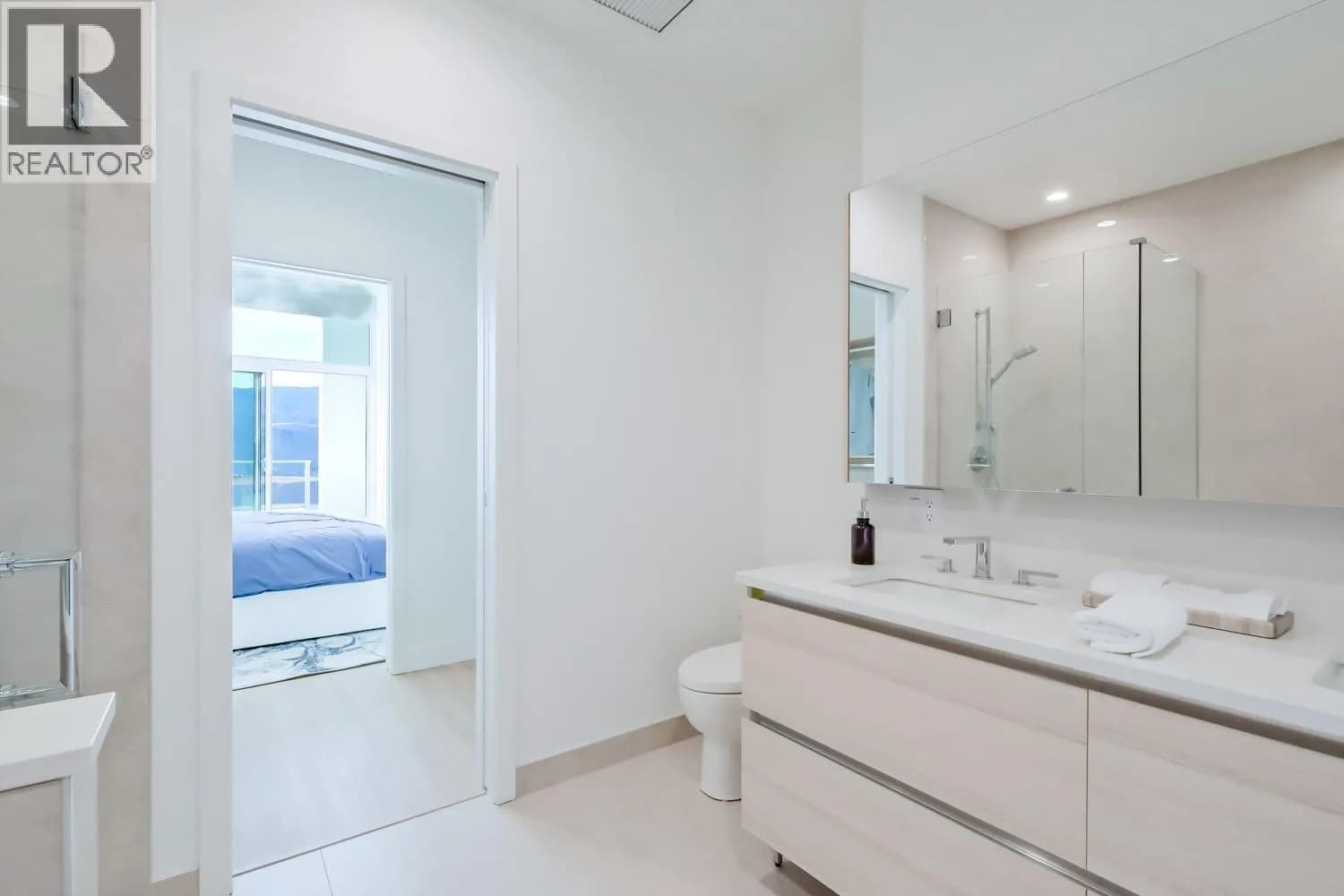 #2401 238 Leon Avenue, Kelowna, BC photo 5