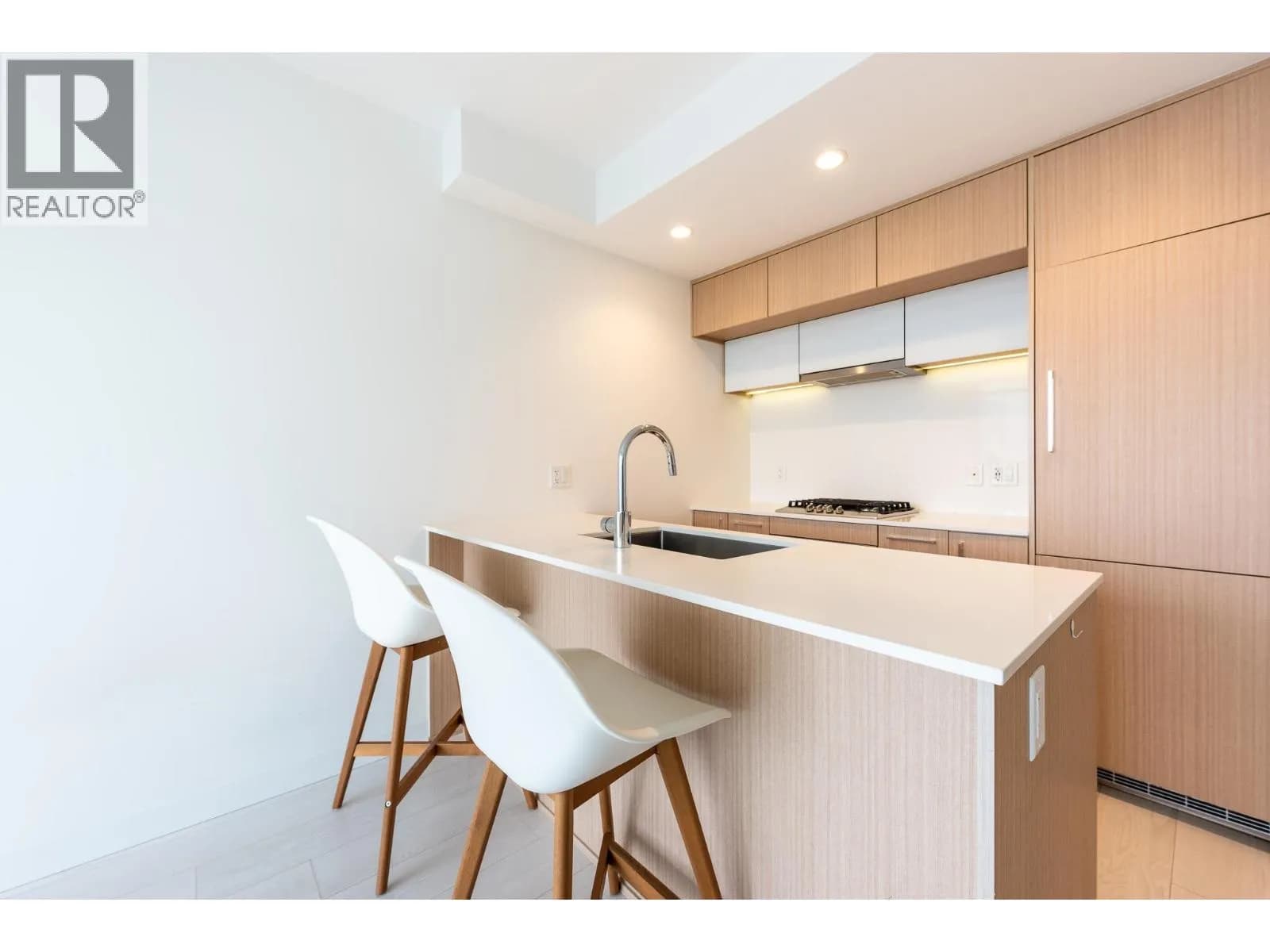 #1008 5580 NO. 3 ROAD, Richmond, BC photo 3