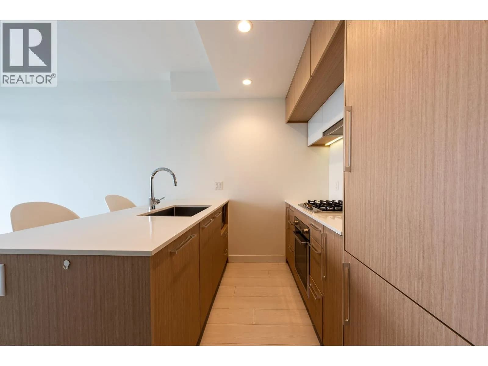#1008 5580 NO. 3 ROAD, Richmond, BC photo 4