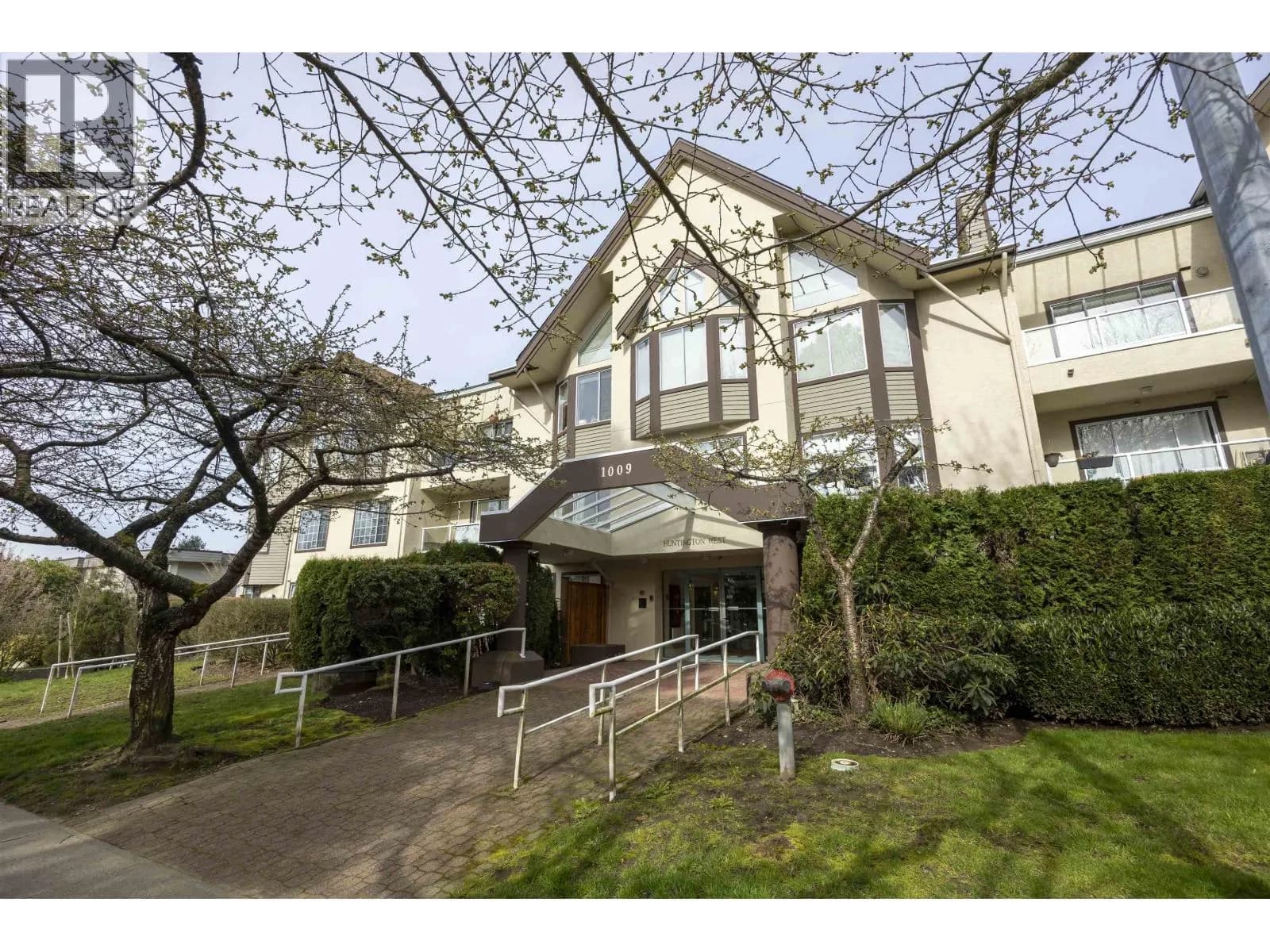 1009 HOWAY STREET, New Westminster