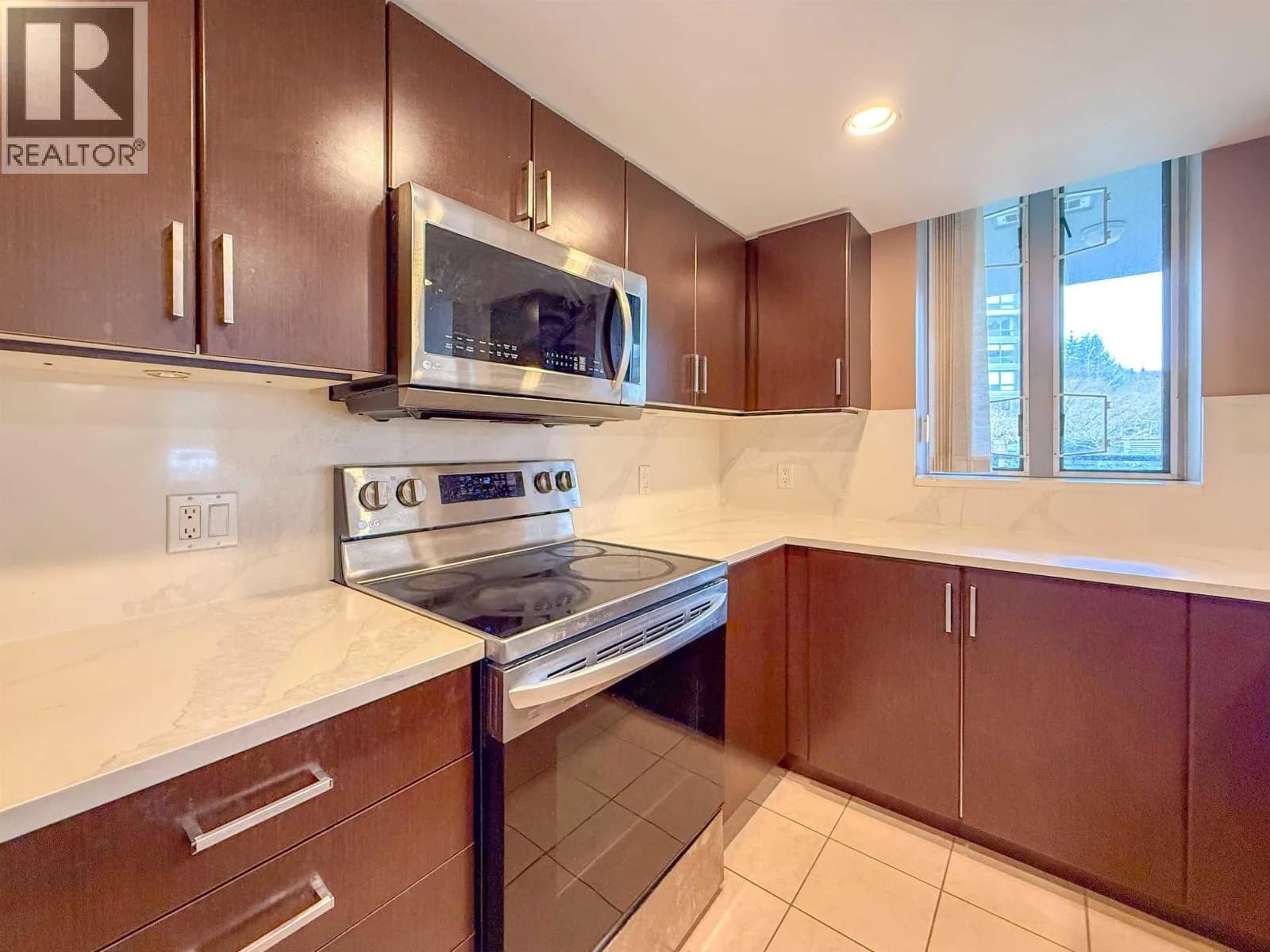 #201 295 GUILDFORD WAY, Port Moody, BC photo 3