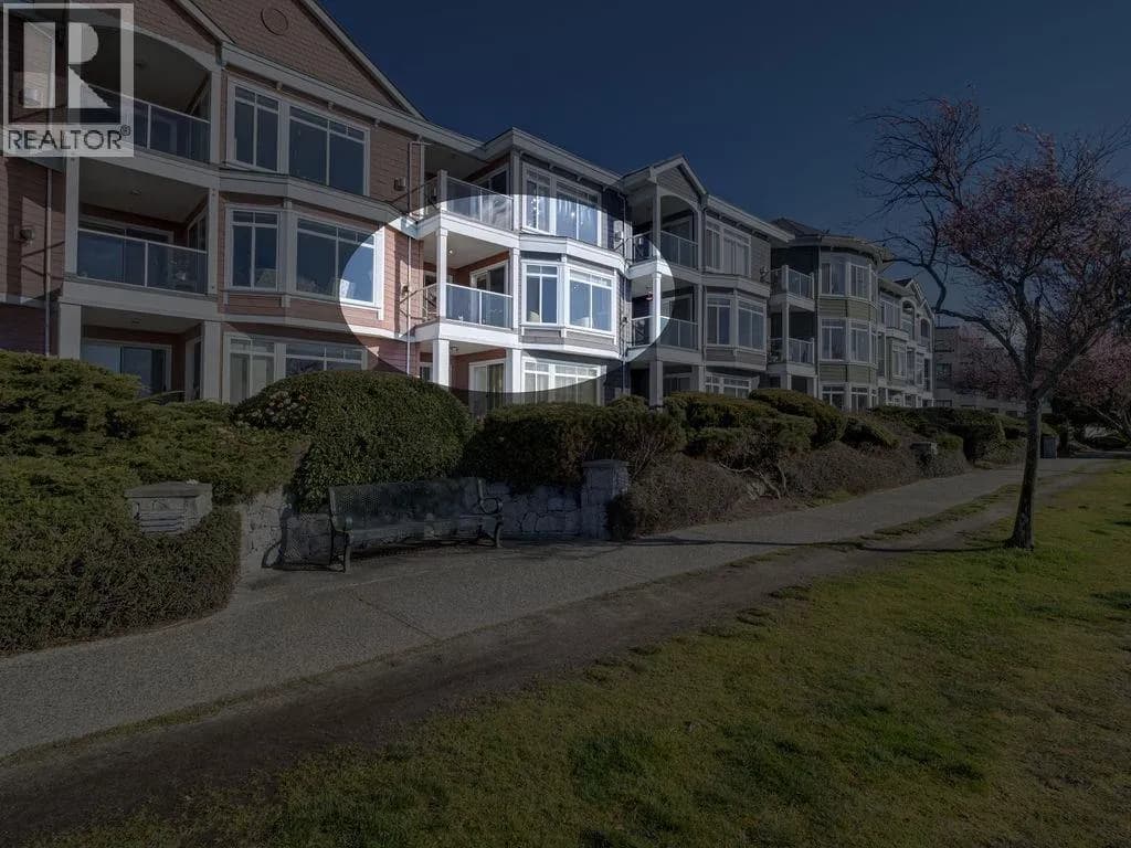 #205 5470 INLET AVENUE, Sechelt, BC photo 3