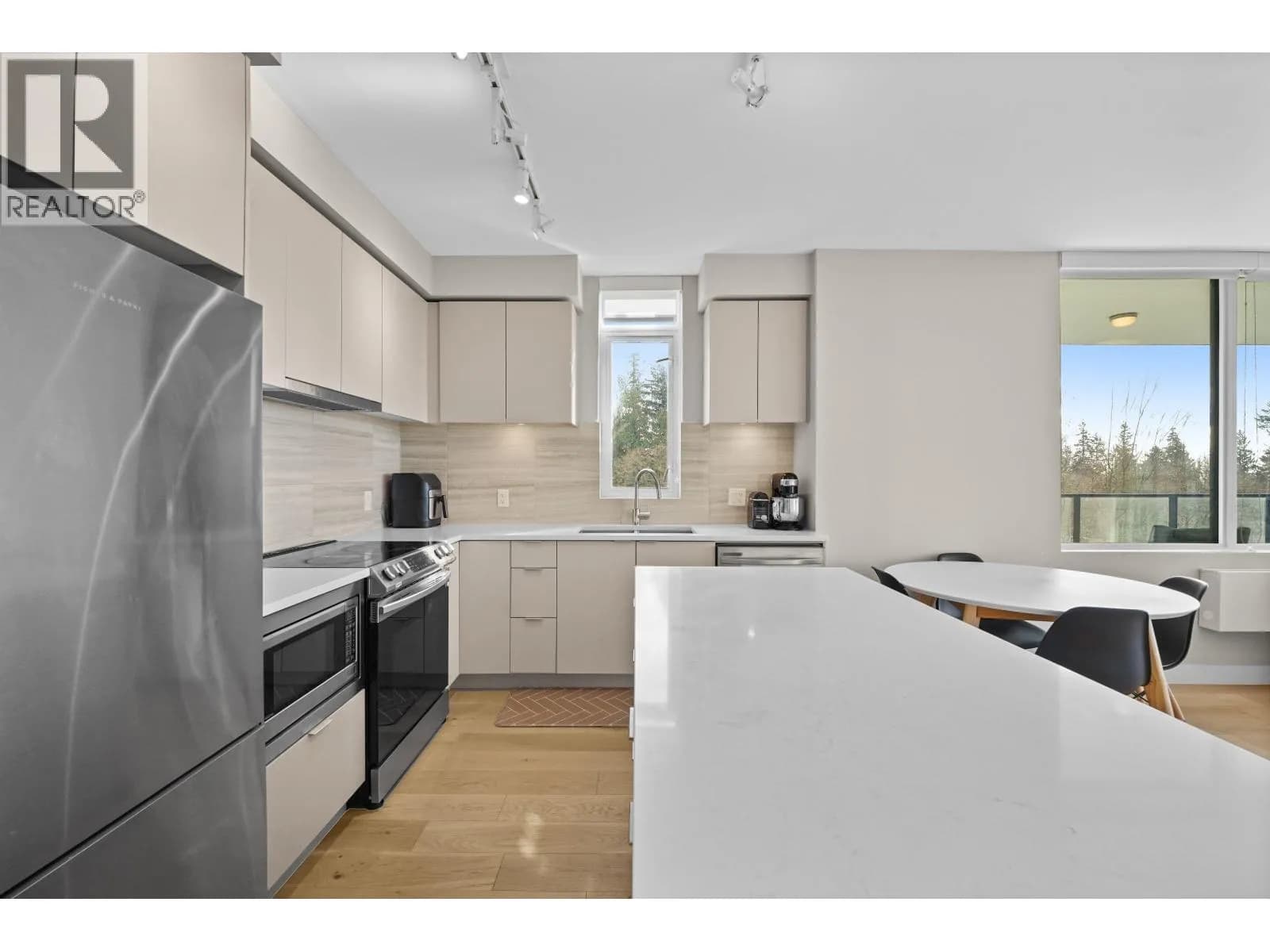 #604 8761 UNIVERSITY CRESCENT, Burnaby, BC photo 3