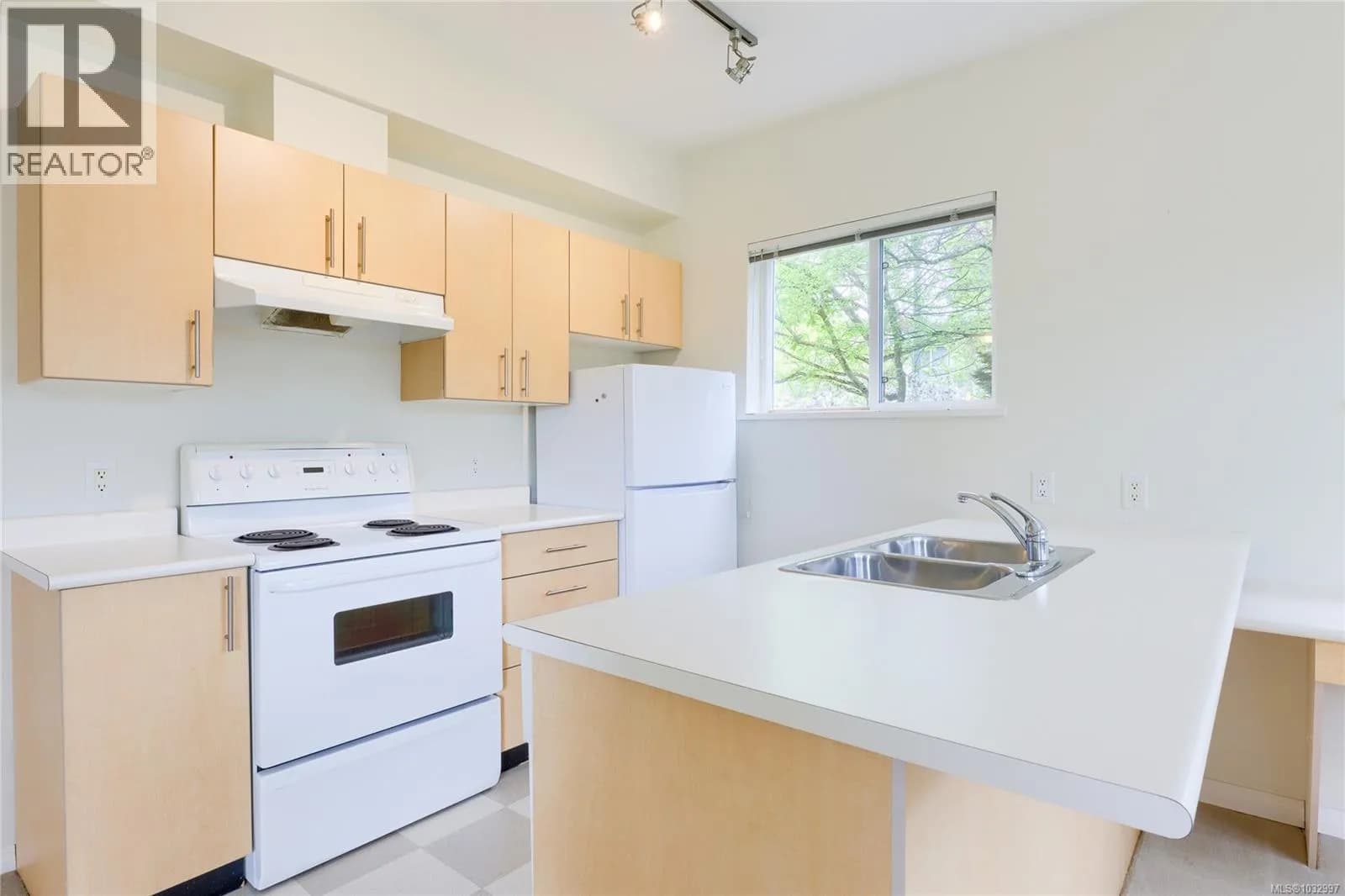 #207 1550 Church Ave, Saanich, BC photo 5