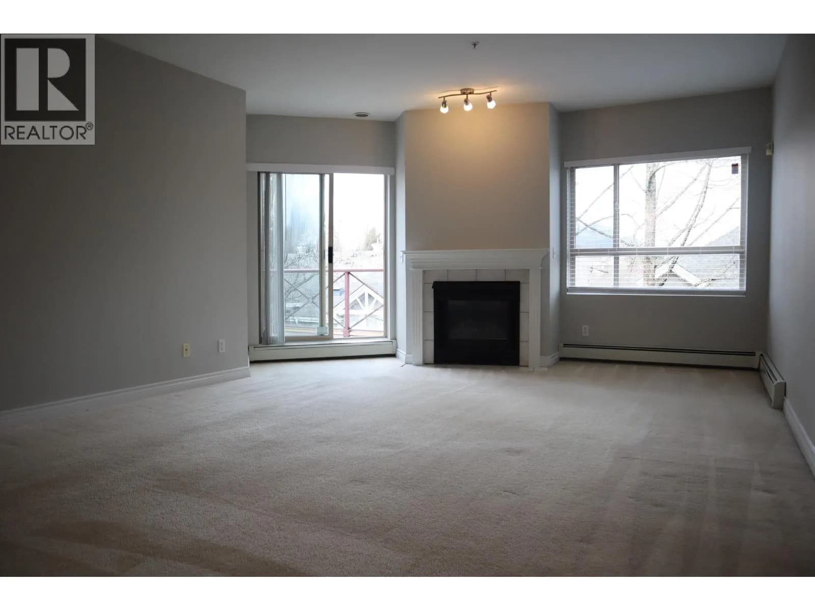 #322 2109 ROWLAND STREET, Port Coquitlam, BC photo 2