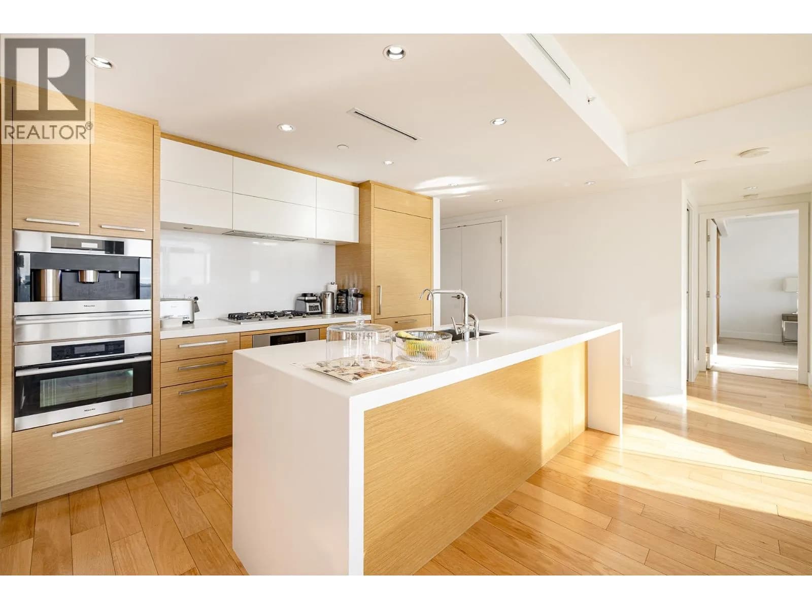 667 HOWE STREET, Vancouver