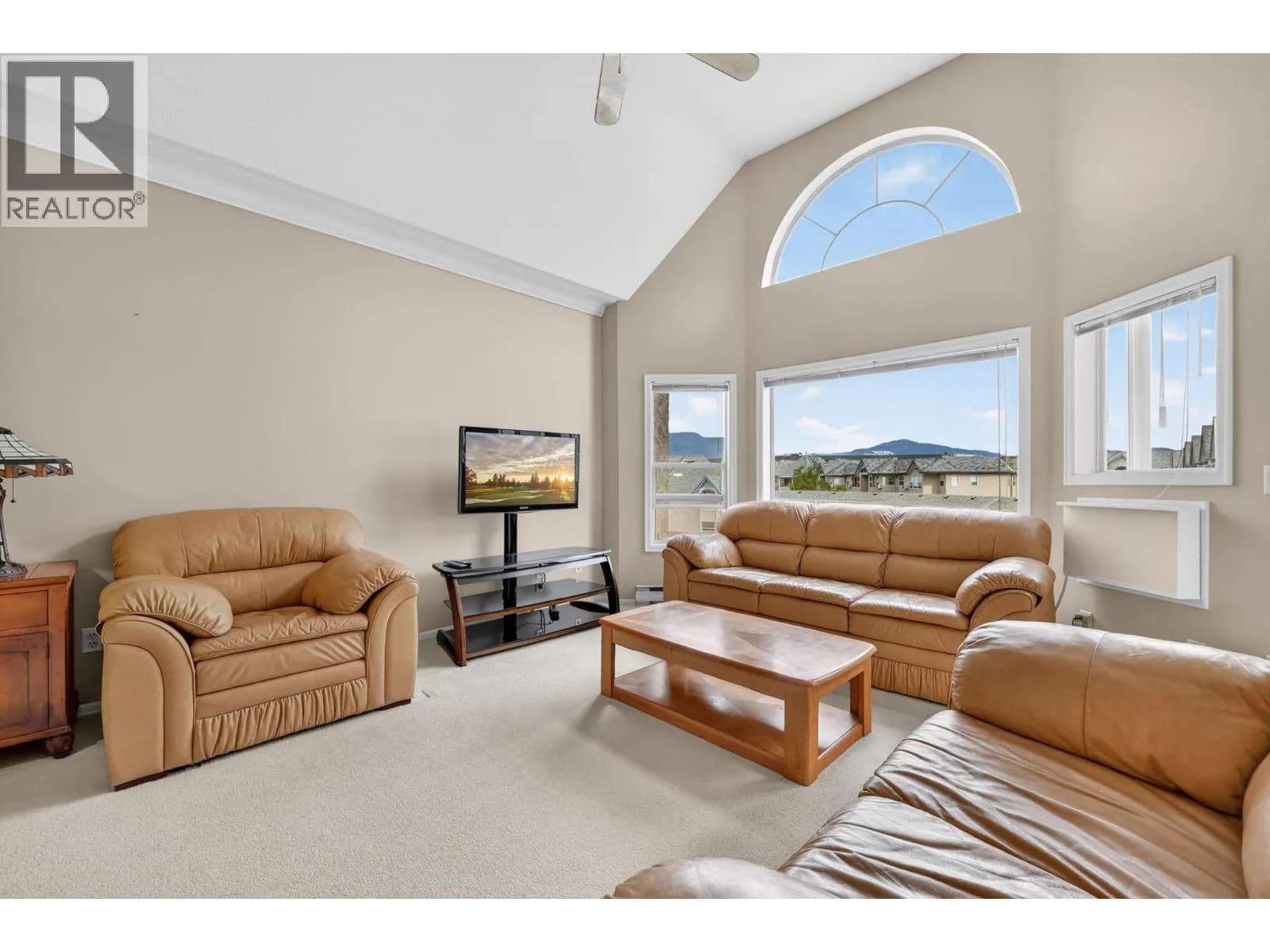 #303 877 KLO Road, Kelowna, BC photo 4