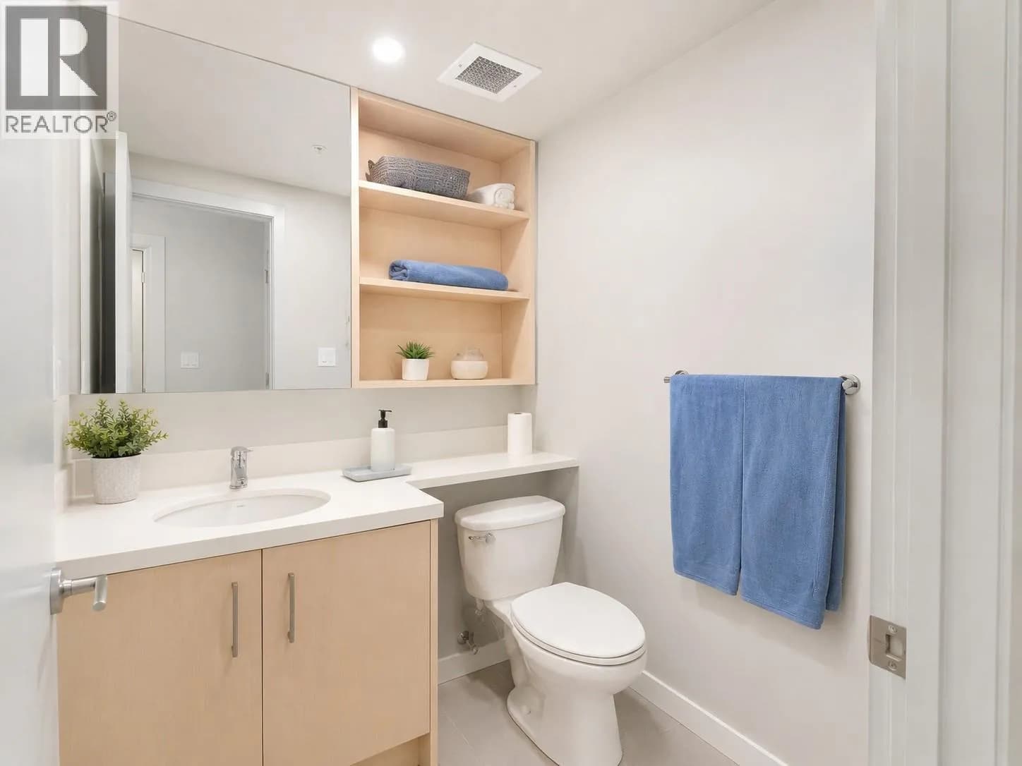#218 345 Dougall Road N, Kelowna, BC photo 5