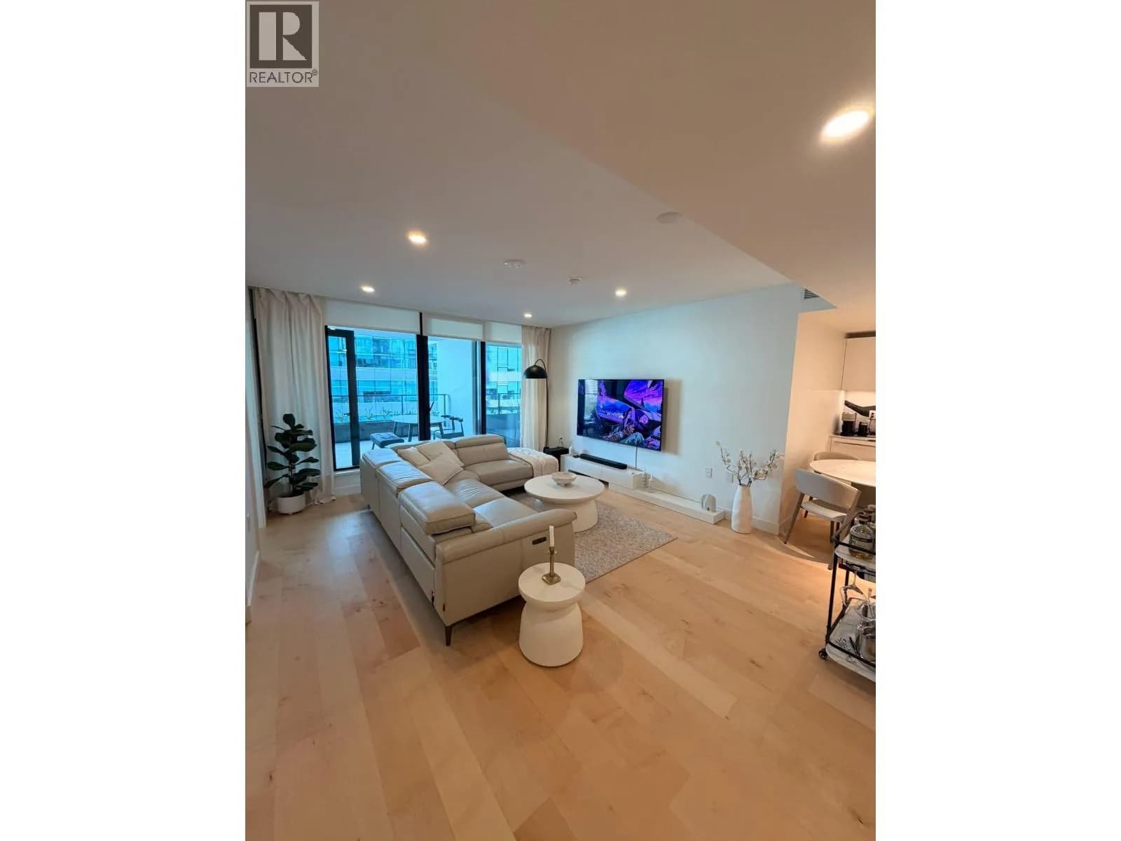 #515 135 E 13TH STREET, North Vancouver, BC photo 3