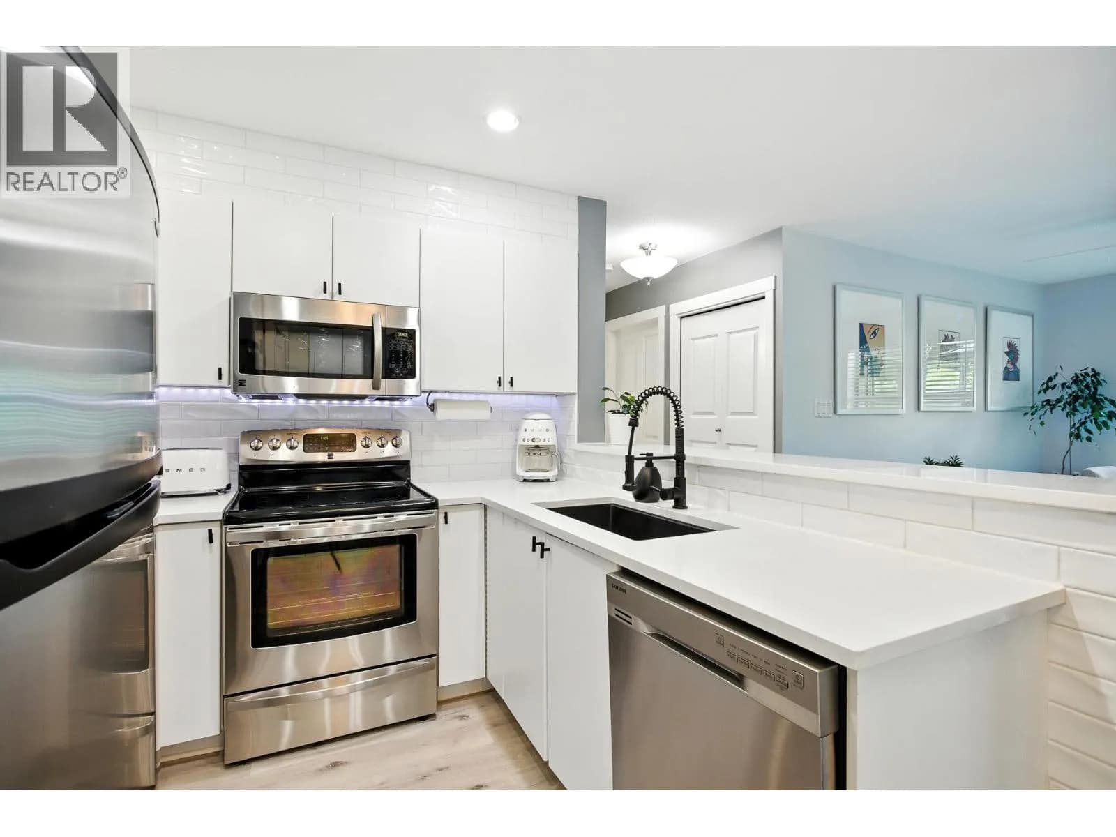 #404 225 NEWPORT DRIVE, Port Moody, BC photo 4