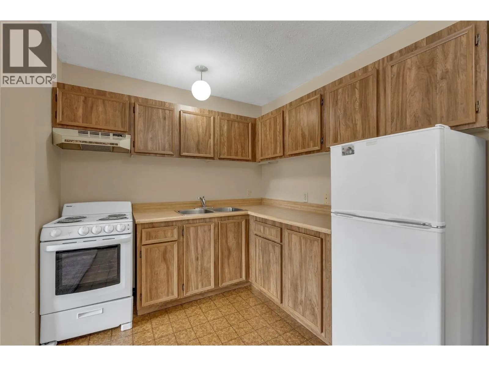 #209 150 SKAHA Place, Penticton, BC photo 5
