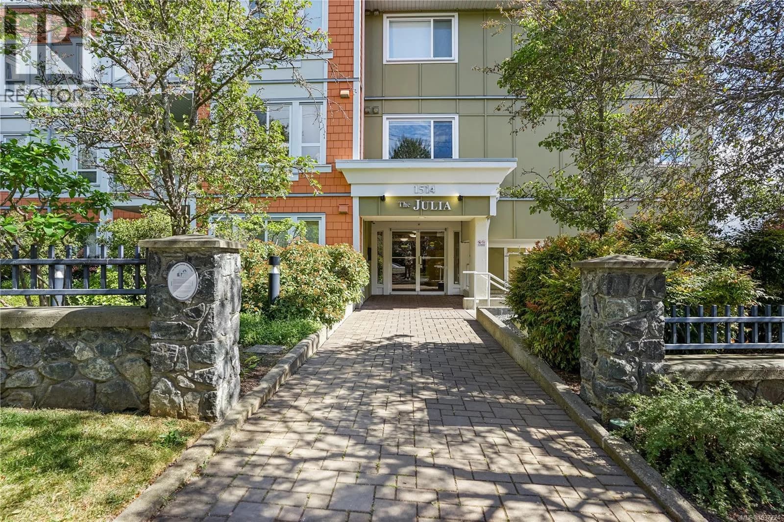 #204 1514 Church Ave, Saanich, BC photo 2