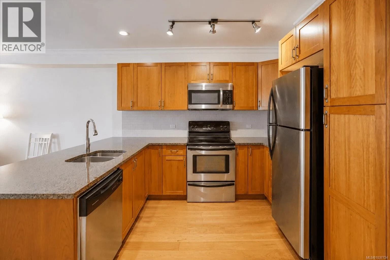 #204 1514 Church Ave, Saanich, BC photo 3