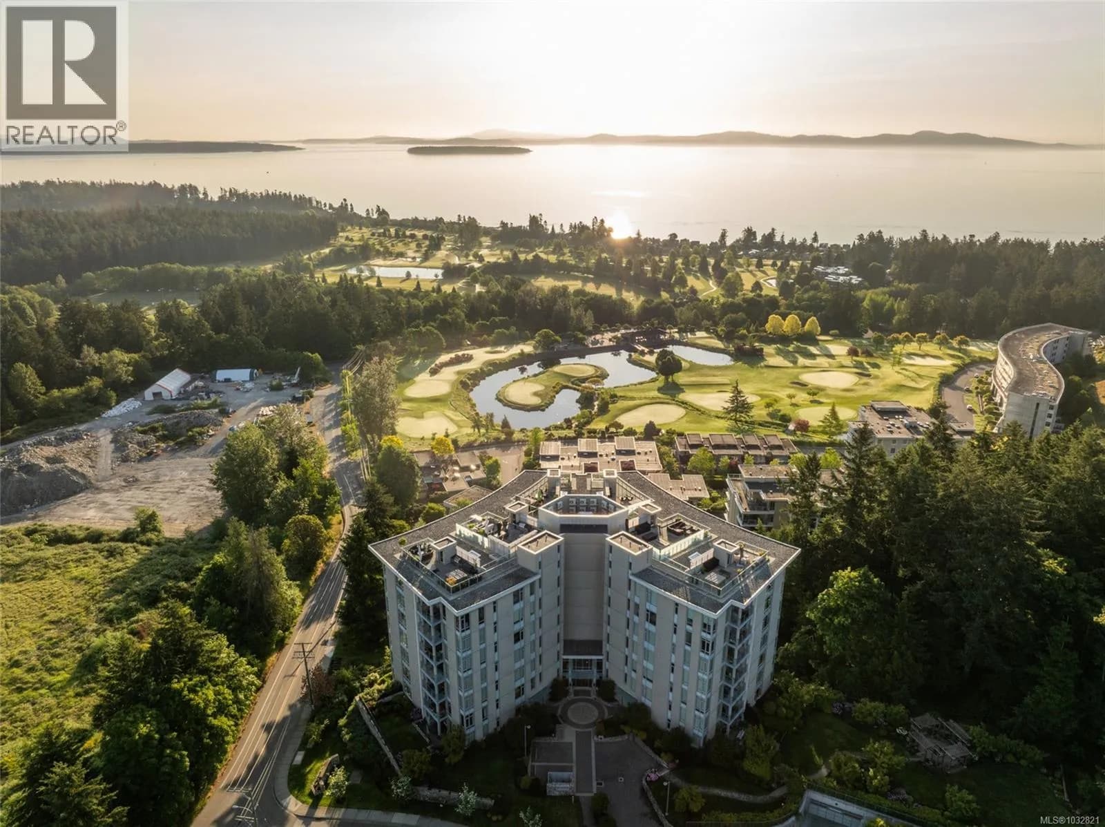 #301 5388 Hill Rise Terr, Saanich, BC photo 1
