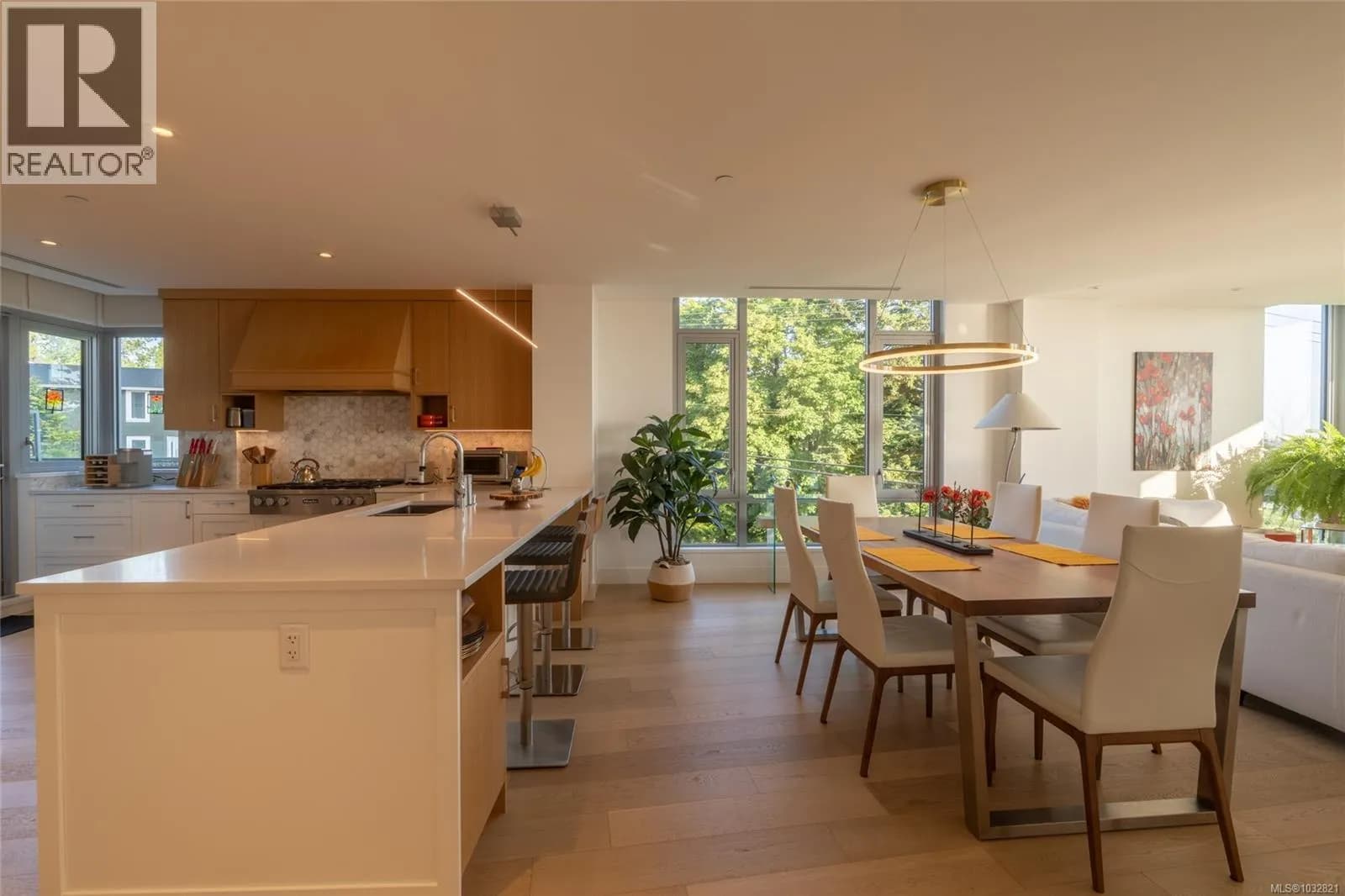 #301 5388 Hill Rise Terr, Saanich, BC photo 3