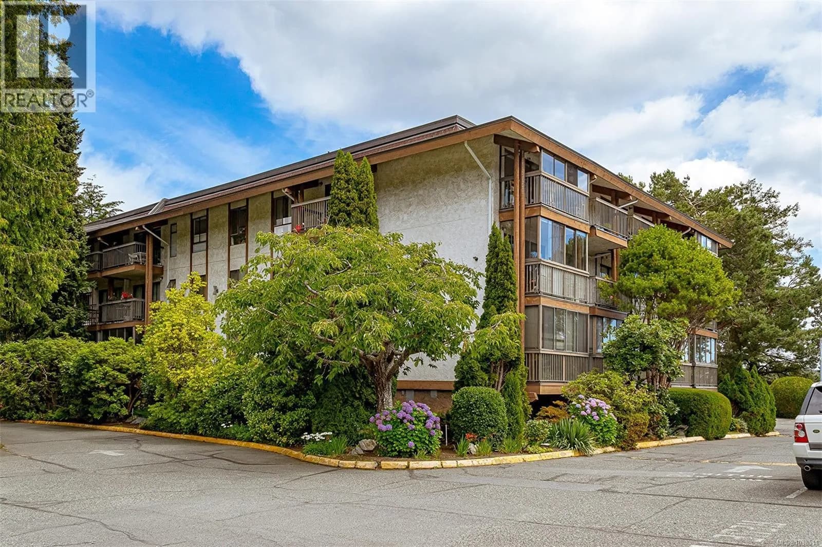 1009 McKenzie Ave, Saanich
