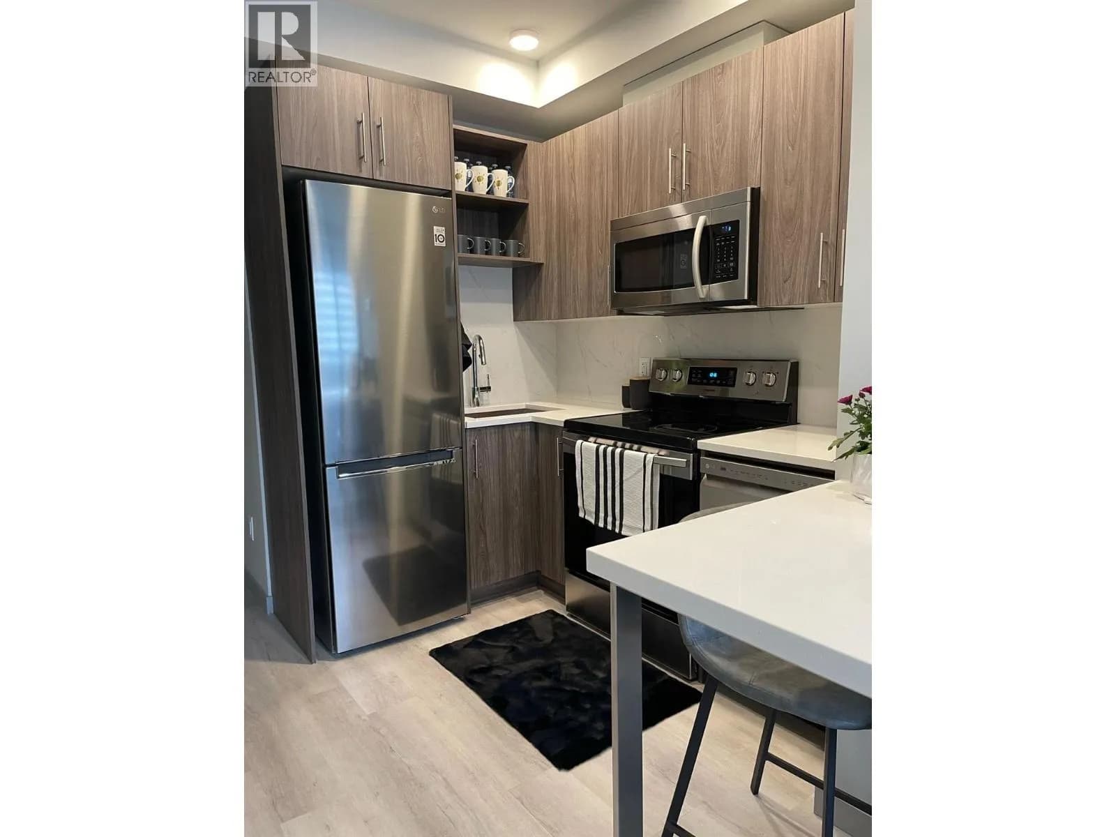 #215 345 DOUGALL Road N, Kelowna, BC photo 5