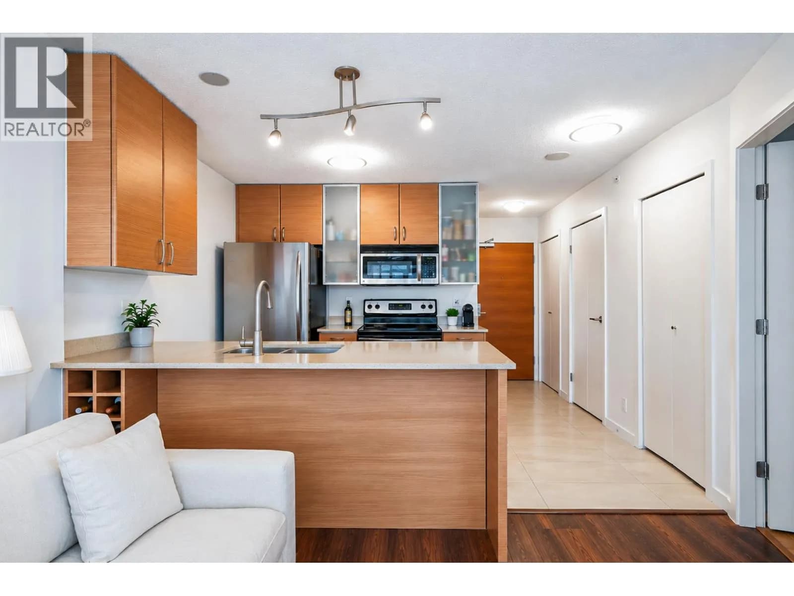 #1405 909 MAINLAND STREET, Vancouver, BC photo 3