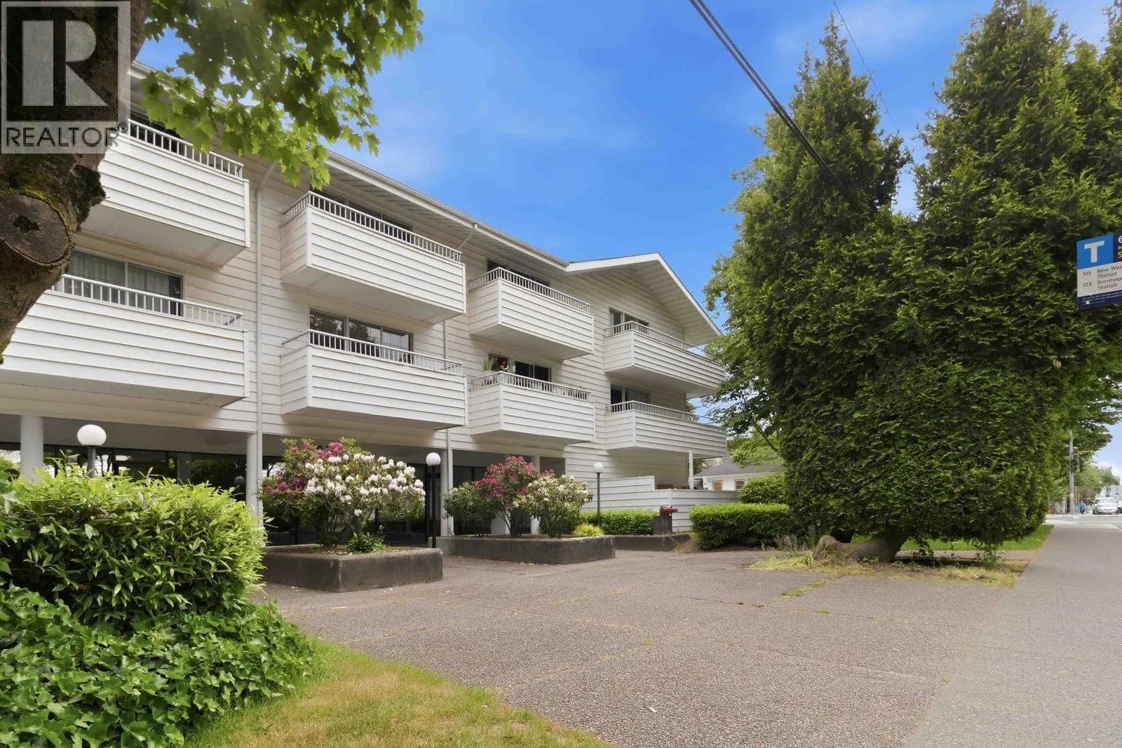 #301 707 8TH STREET, New Westminster, BC photo 2