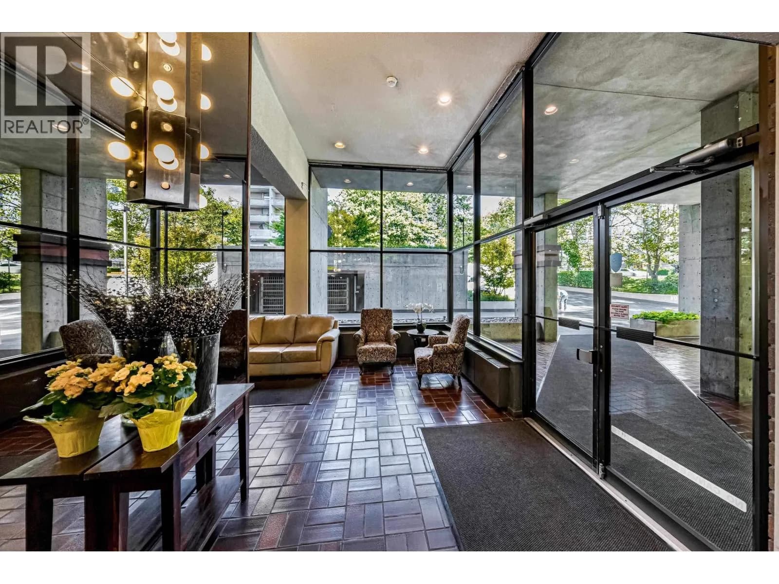 #702 3771 BARTLETT COURT, Burnaby, BC photo 3