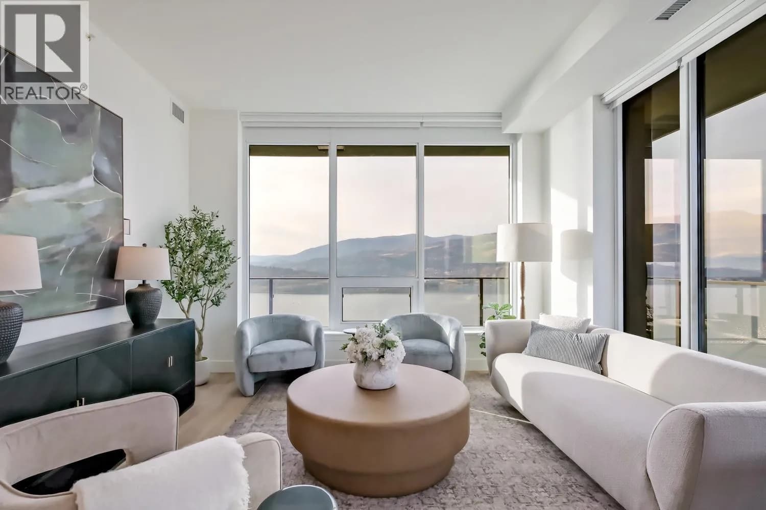 #2103 238 Leon Avenue, Kelowna, BC photo 3