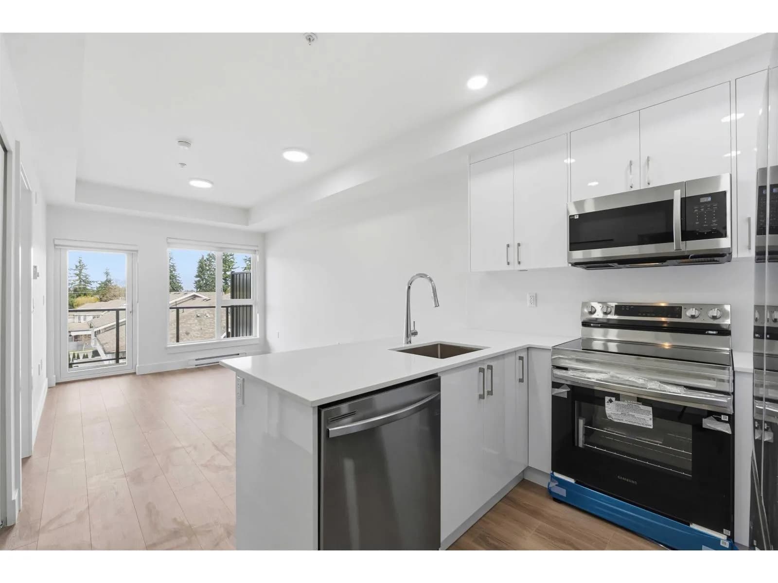 #414 15739 FRASER HIGHWAY, Surrey, BC photo 2