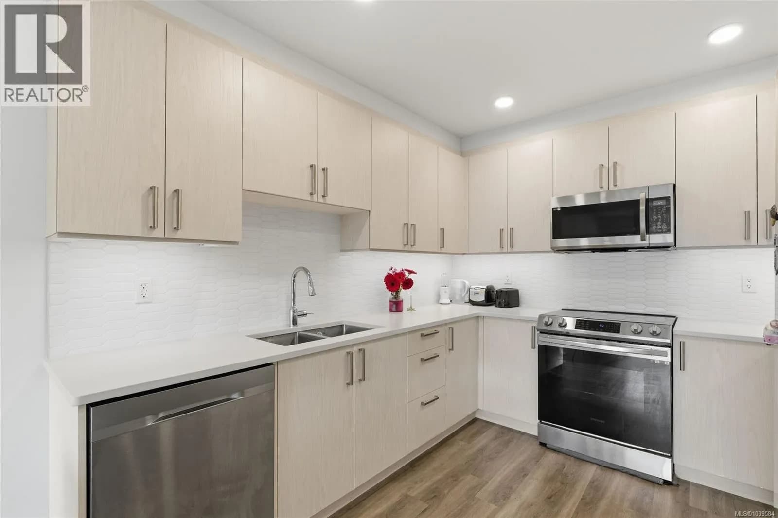 #202 135 Haliburton St, Nanaimo, BC photo 4