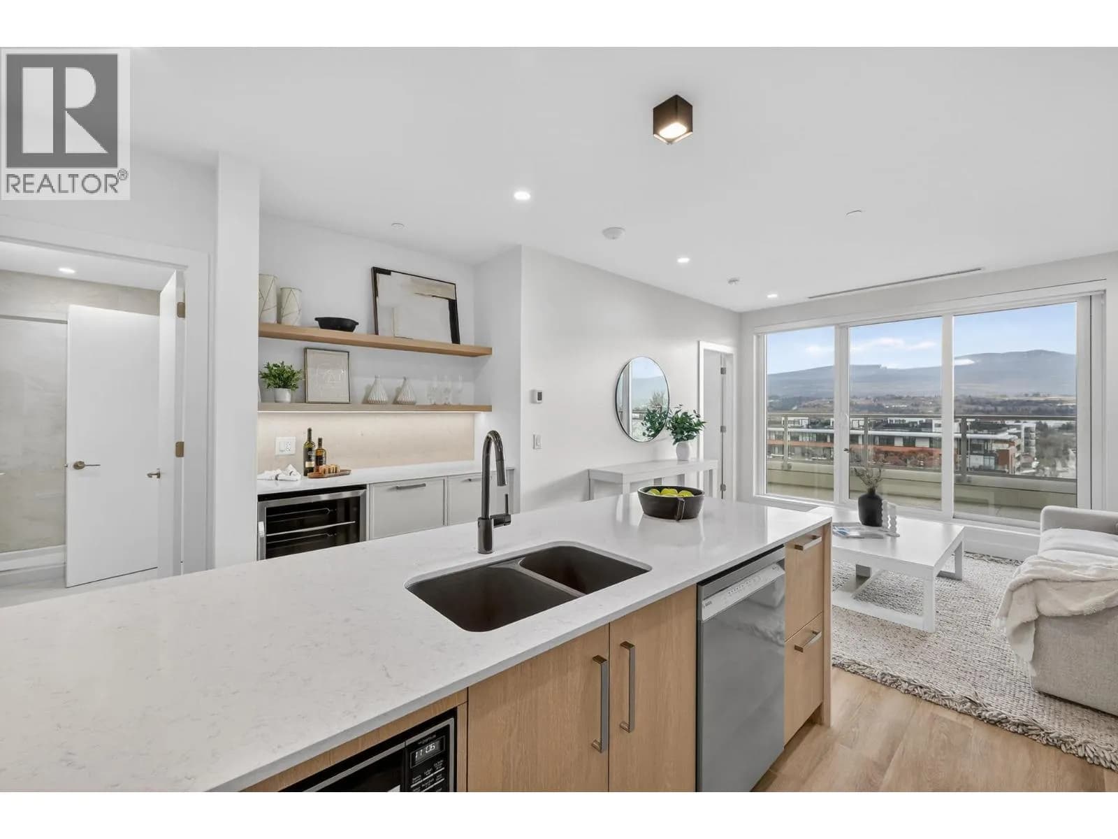 #803 3340 Lakeshore Road, Kelowna, BC photo 5