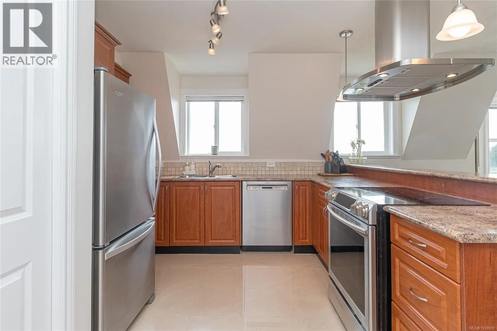 4536 Viewmont Ave, Saanich