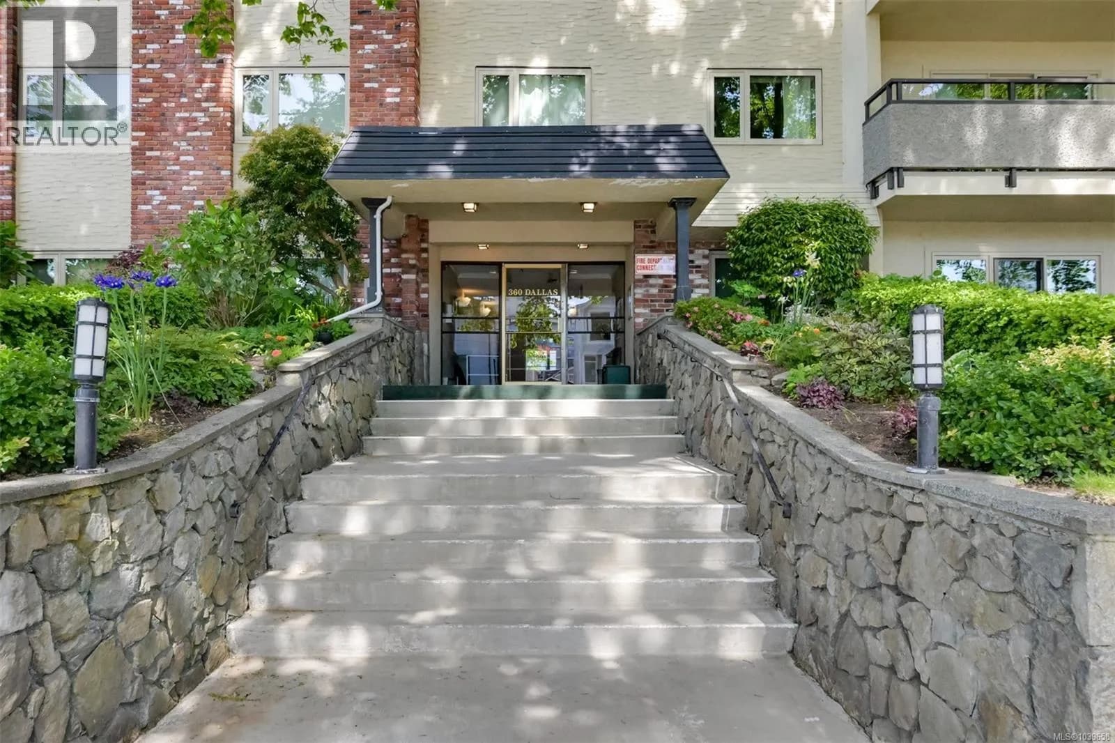#104 360 Dallas Rd, Victoria, BC photo 4
