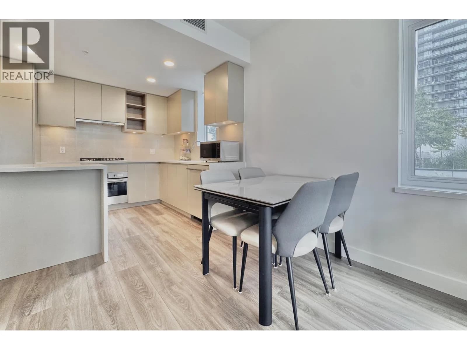 #301 4433 ALASKA STREET, Burnaby, BC photo 4