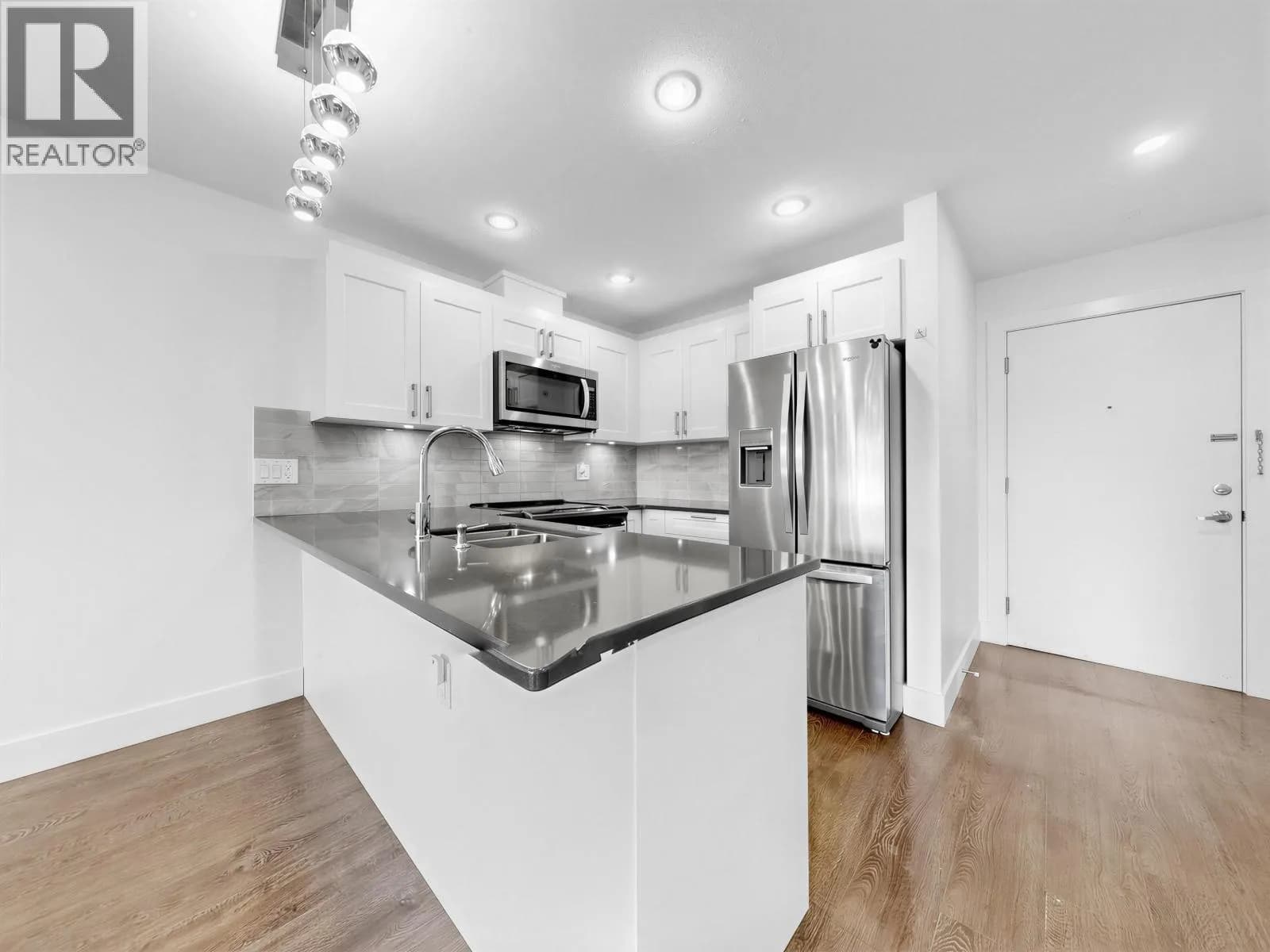 #401 1990 WESTMINSTER AVENUE, Port Coquitlam, BC photo 4
