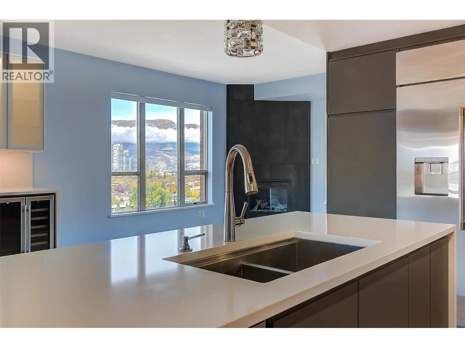 #1209 1160 Bernard Avenue, Kelowna, BC photo 3