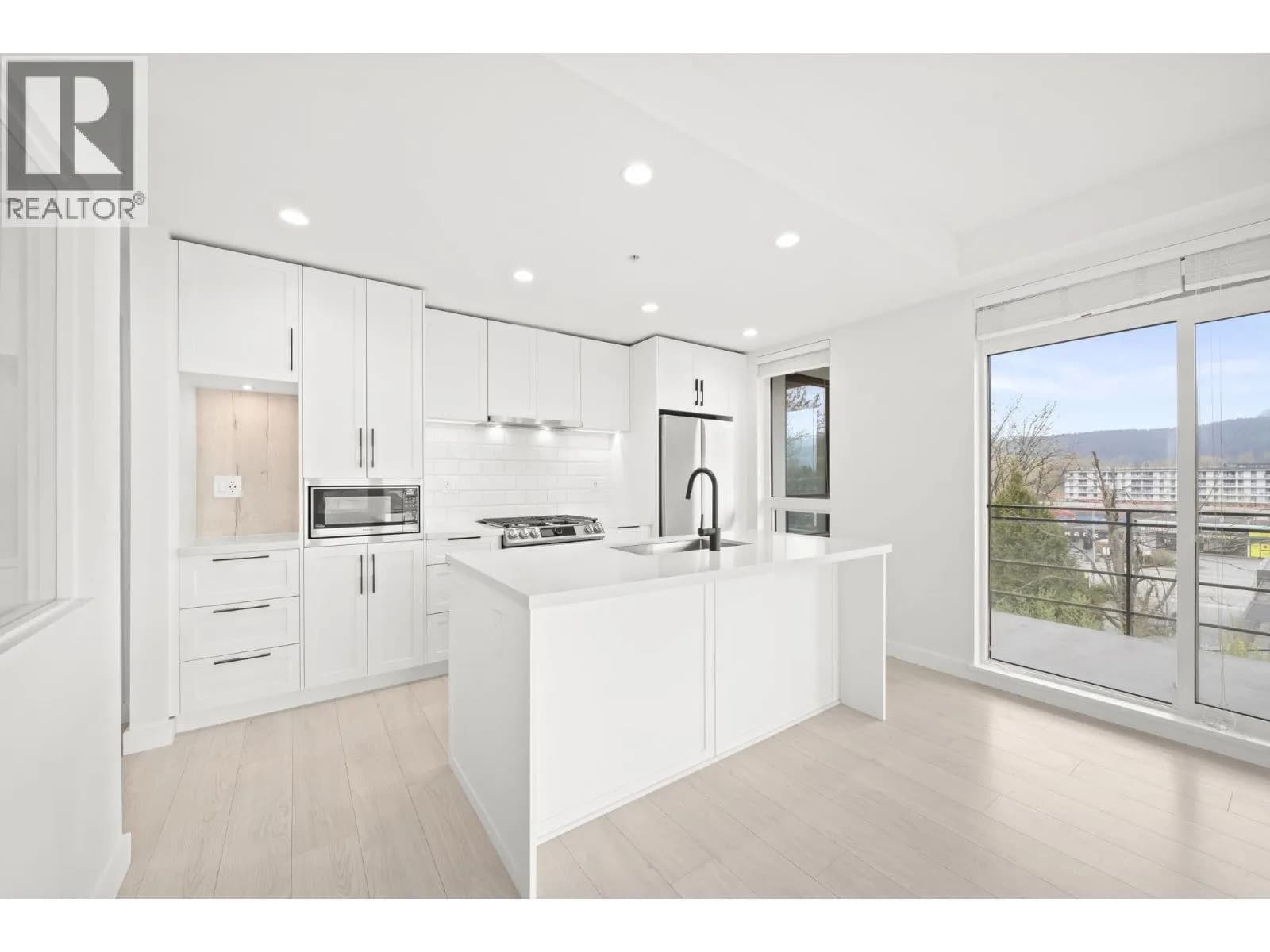 #405 3038 ST GEORGE STREET, Port Moody, BC photo 3