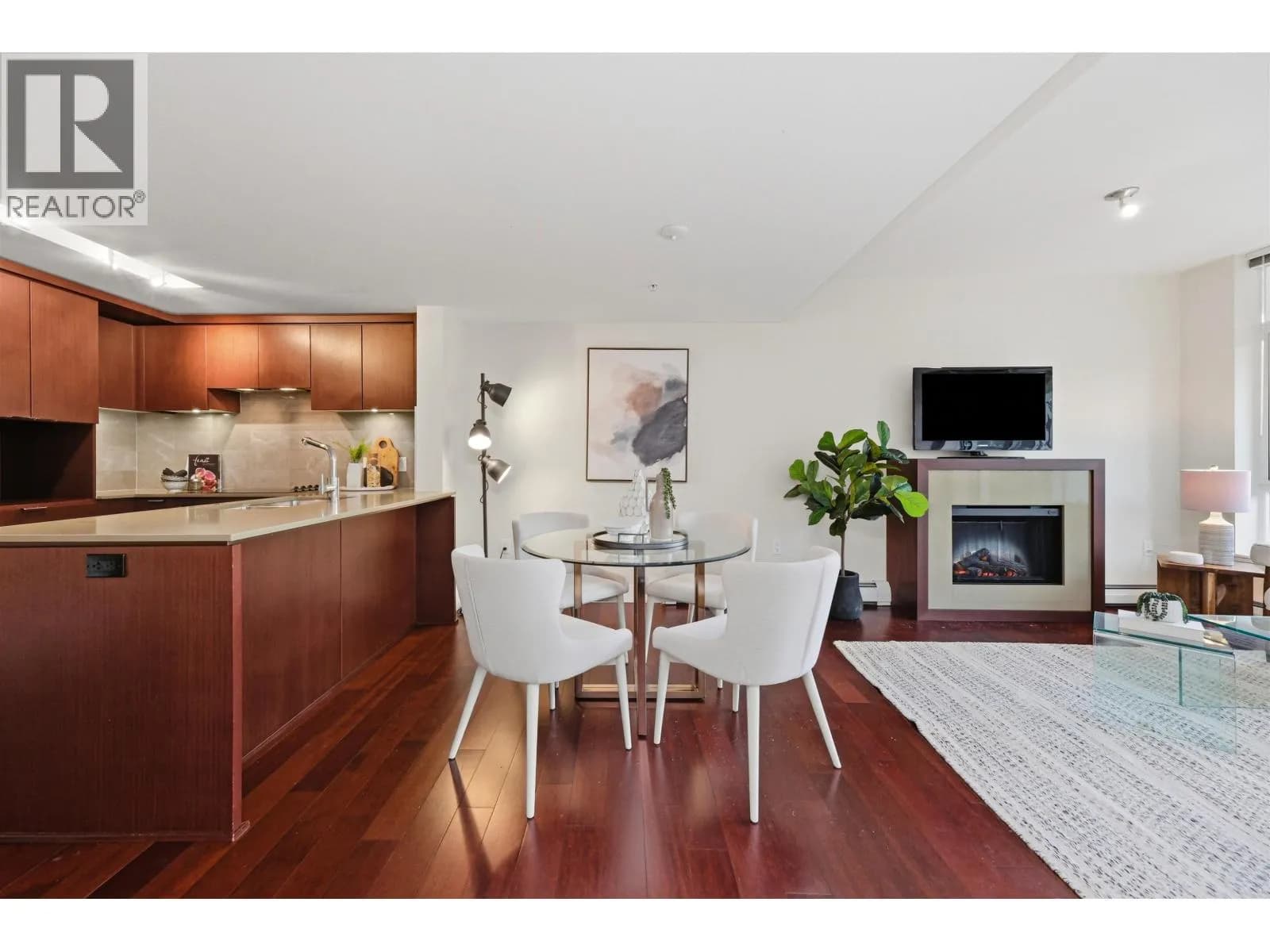 #205 158 W 13TH STREET, North Vancouver, BC photo 3