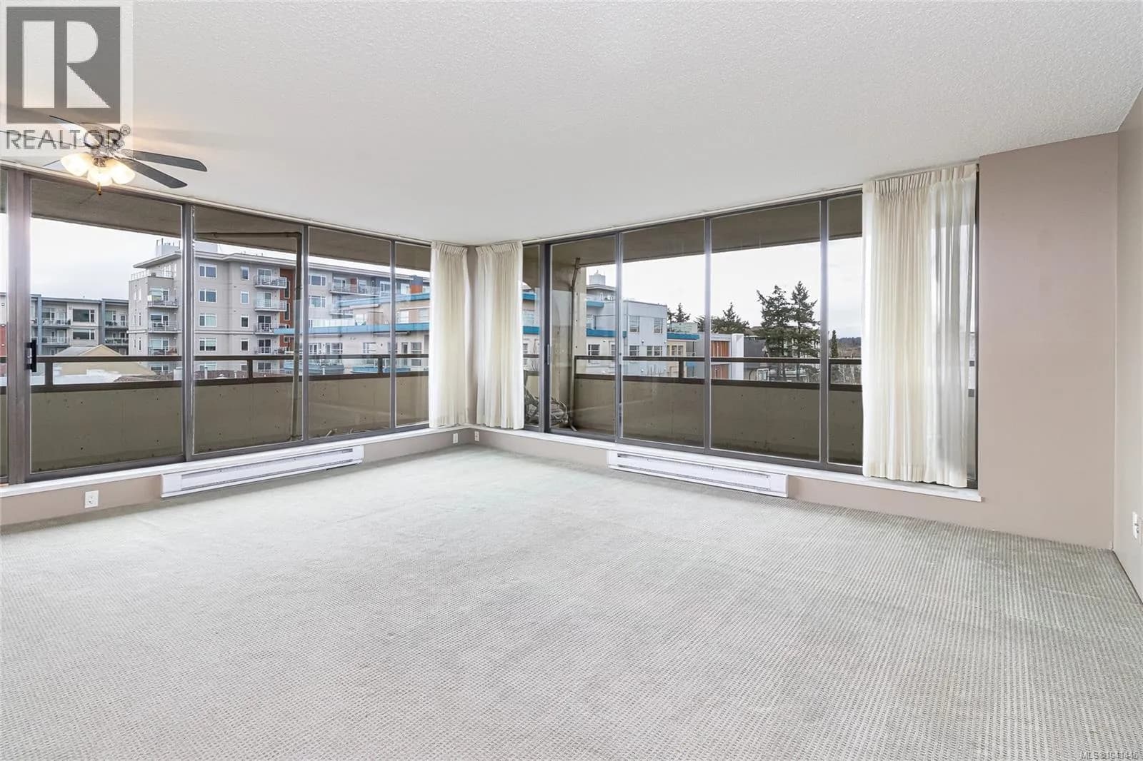 #301 9805 Second St, Sidney, BC photo 3
